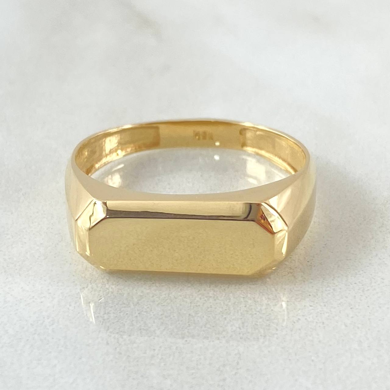 Smooth Rectangle Ring 3.75gr / Size 9 3/4 / 18K Gold ©