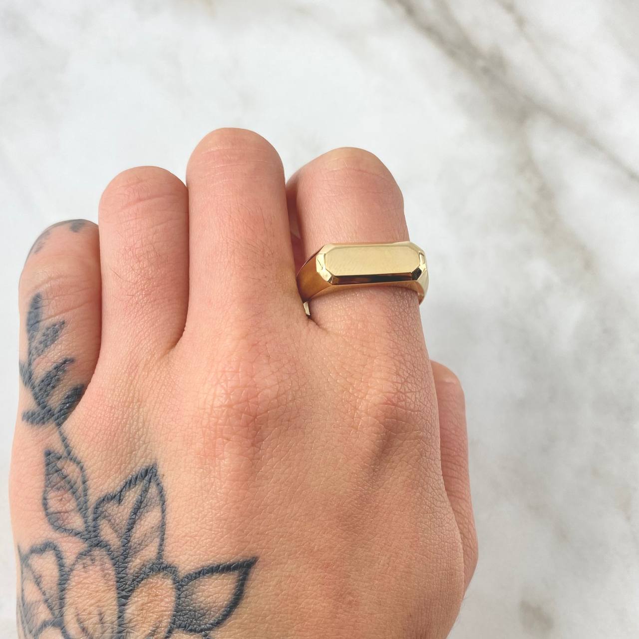 Smooth Rectangle Ring 3.75gr / Size 9 3/4 / 18K Gold ©