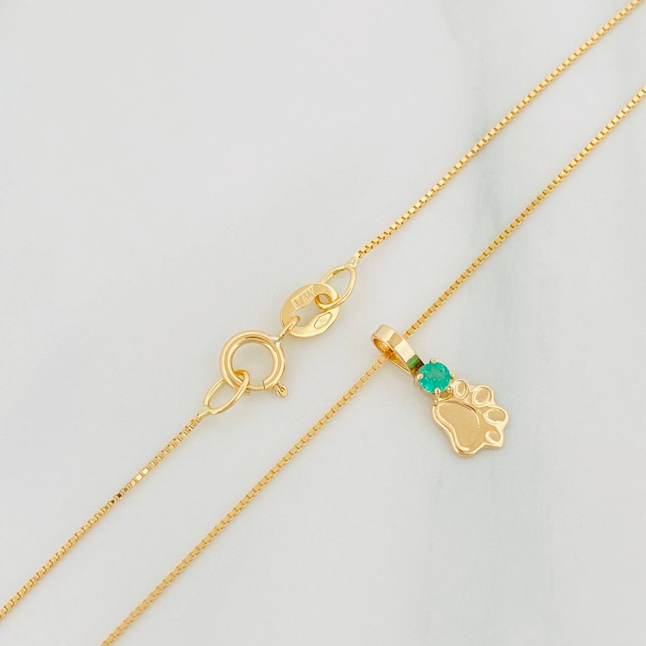 Set Cadena Veneciana + Dije Huella Esmeralda 06Pts / 1.25 g / 17 3/4 in Oro Amarillo 18K