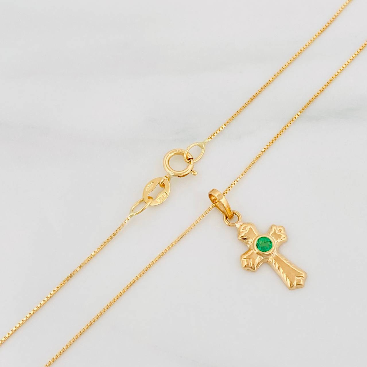 Set Cadena Veneciana + Dije Cruz Esmeralda 05Pts / 1.5 g / 20 in Oro Amarillo 18K