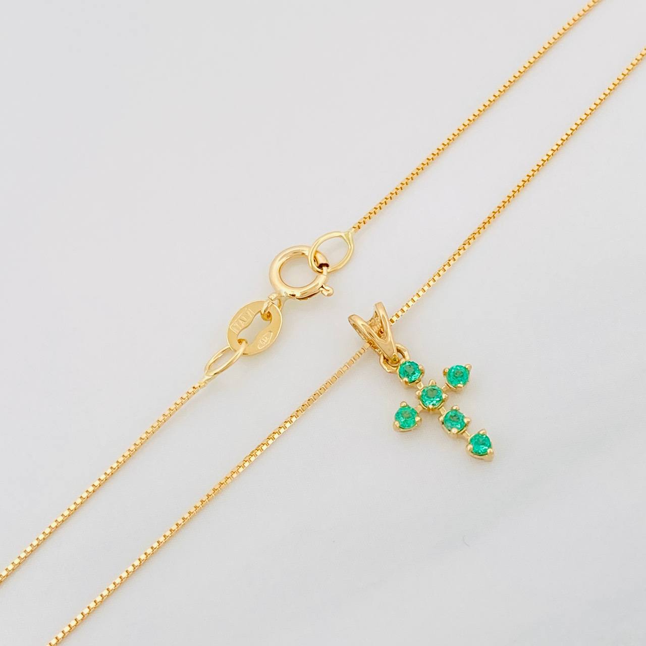 Set Cadena Veneciana + Dije Cruz Esmeralda 07Pts / 1.25 g / 17 3/4 in Oro Amarillo 18K