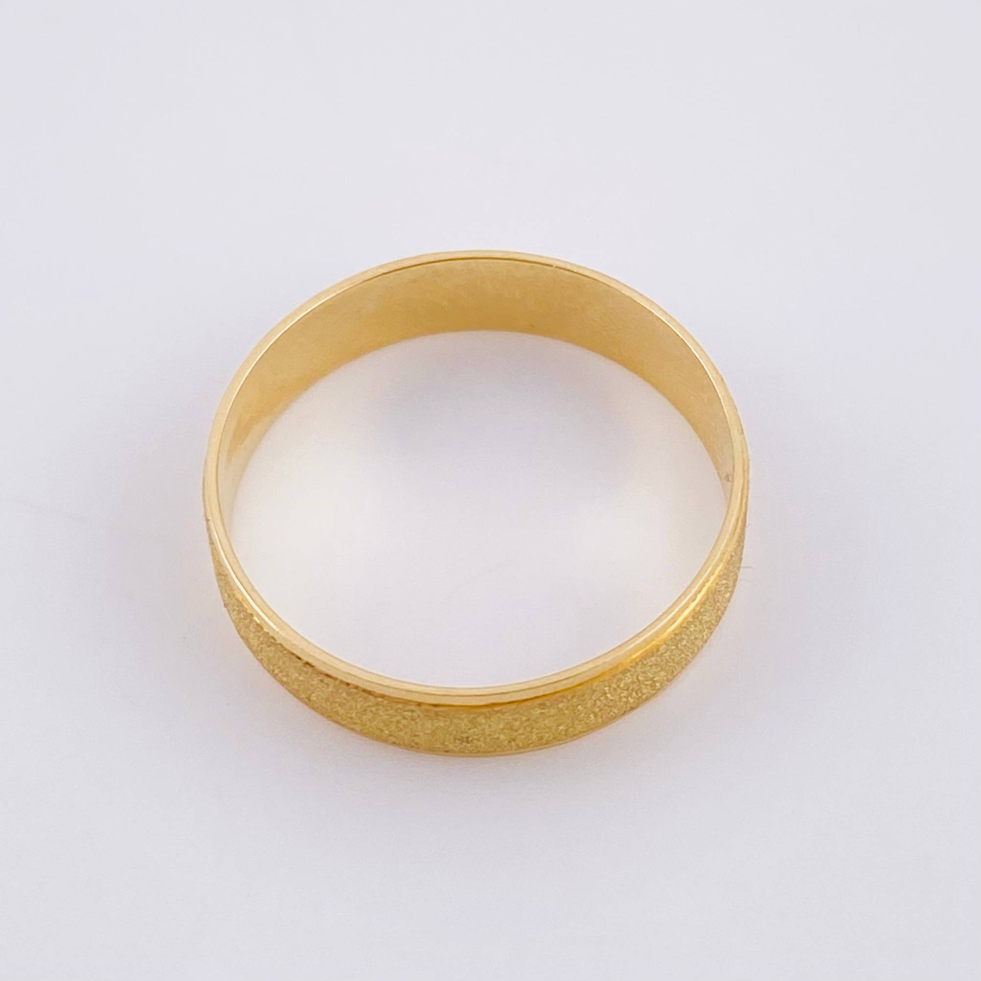 Anillo Argolla Diamantada Carril Mate 2.65 g / T6 3/4 Oro Amarillo 18K