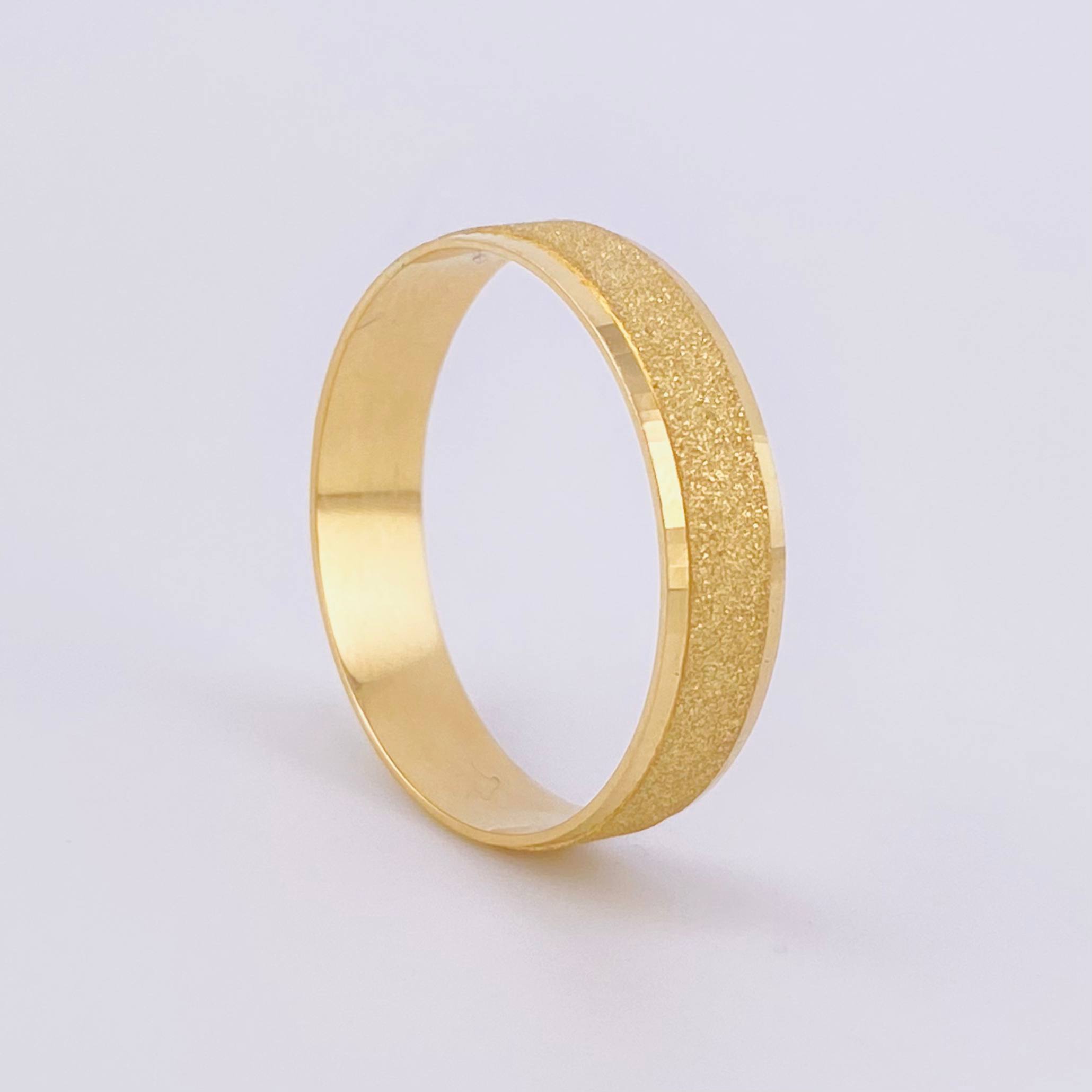 Anillo Argolla Diamantada Carril Mate 2.65 g / T6 3/4 Oro Amarillo 18K