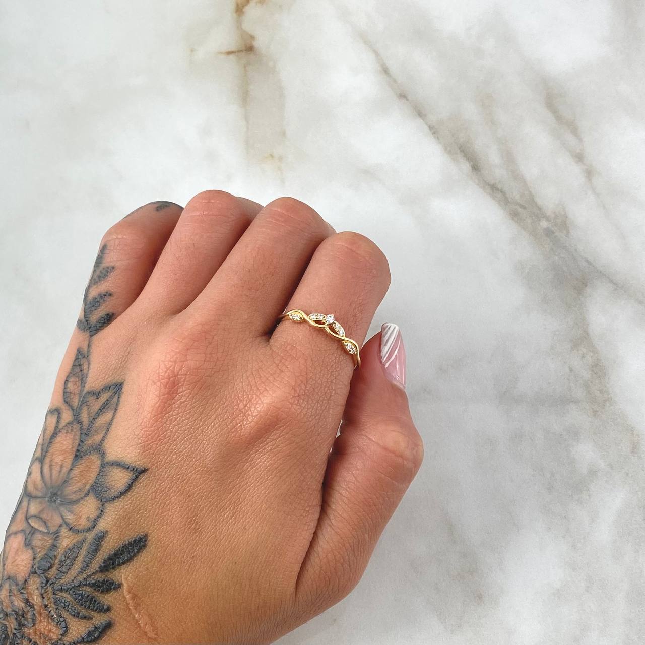 Vine Ring 1.8gr / Size 7 3/4 / White Zircons 18K Yellow Gold