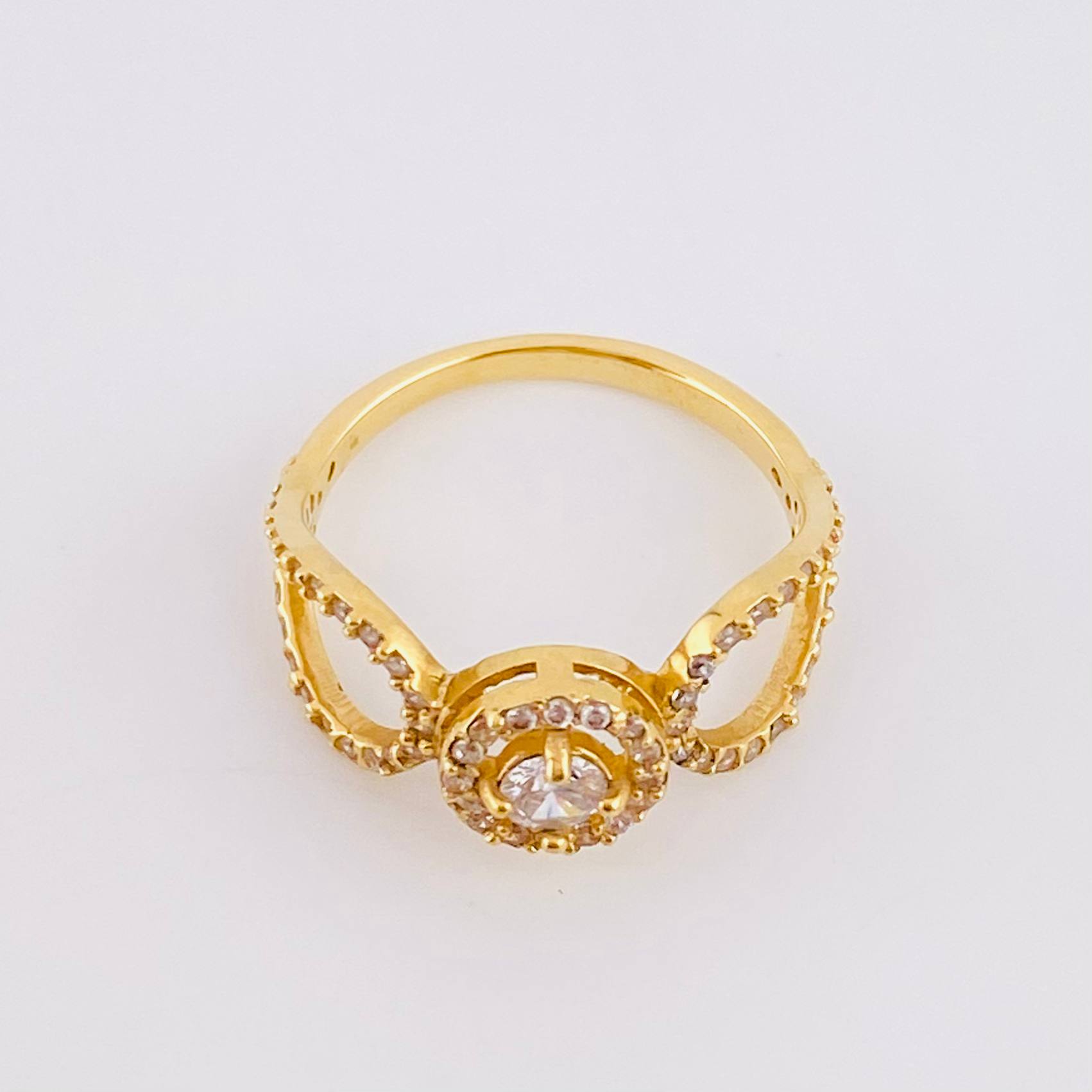 Anillo Solitario Abrazo Curvo 2.45gr / T5 3/4 / Circones Blancos Oro Amarillo