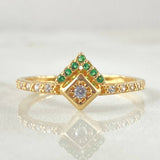 Triangular Frame Ring 1.6gr / Size 6 3/4 / 18K Gold ©