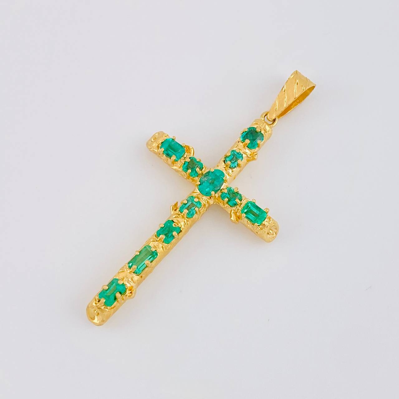 Dije Cruz Tronco Esmeraldas 5,10 Qts 6.6 g / 2 1/2 in Oro Amarillo 18K