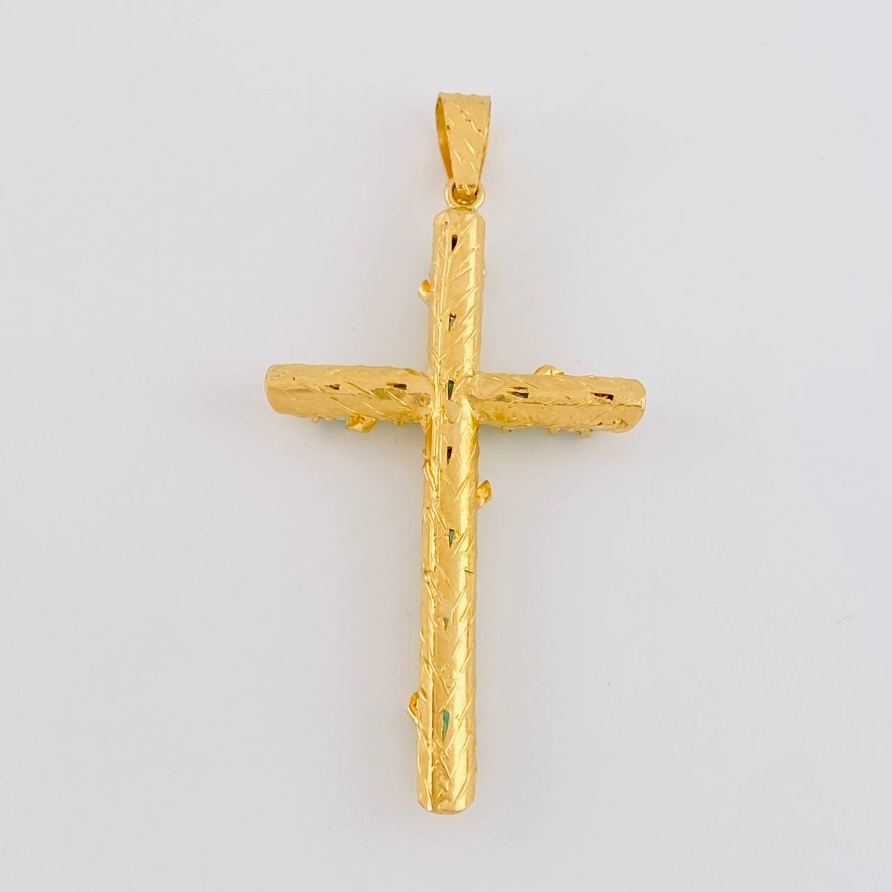 Dije Cruz Tronco Esmeraldas 5,10 Qts 6.6 g / 2 1/2 in Oro Amarillo 18K