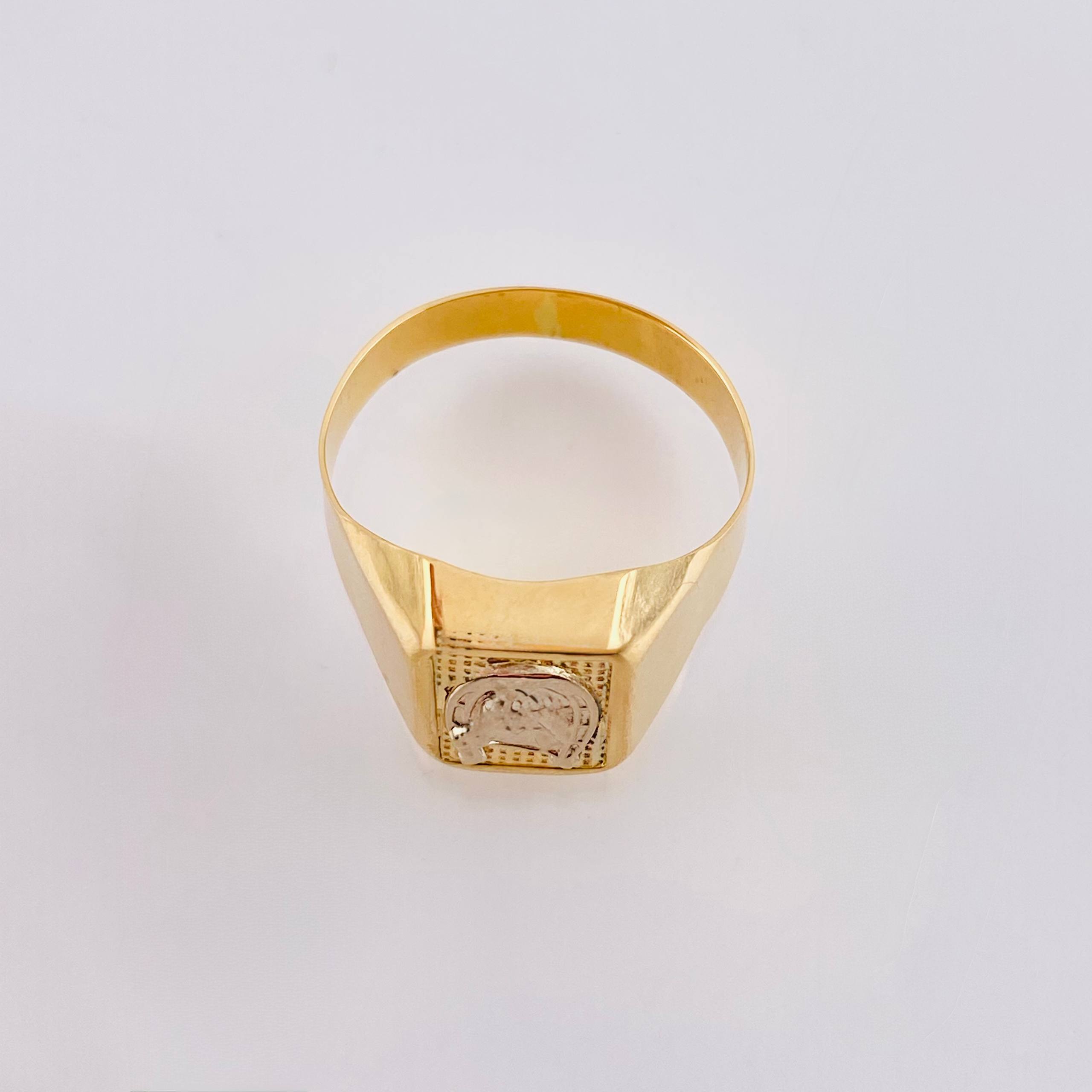 Anillo Sello Herradura Caballo 3.4gr / 9 3/4 / Dos Oros Amarillo Blanco 18K ©
