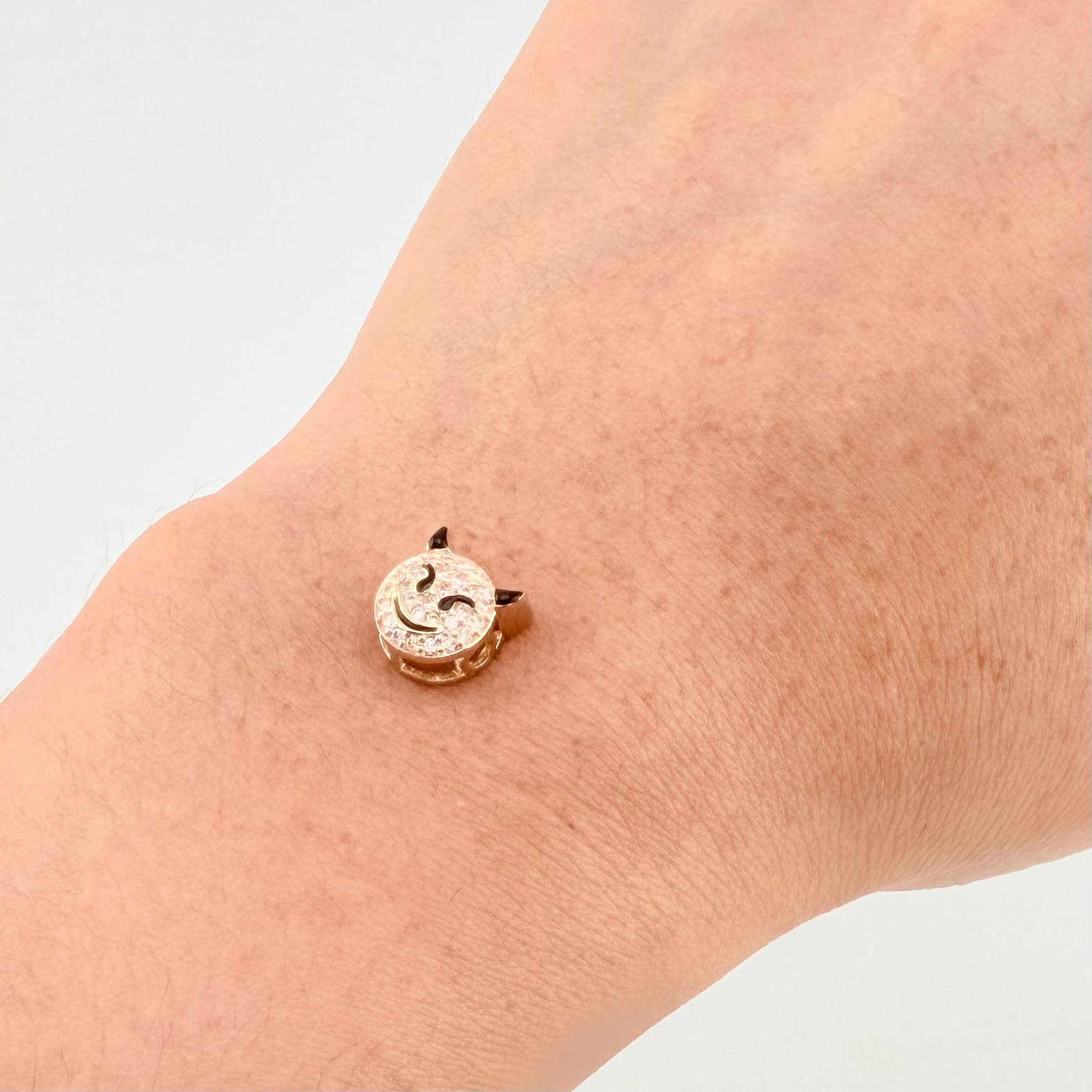 Herraje Emoji Diablo Cachos Negro 1.05gr / 1/4 in / Oro Amarillo 18K ©