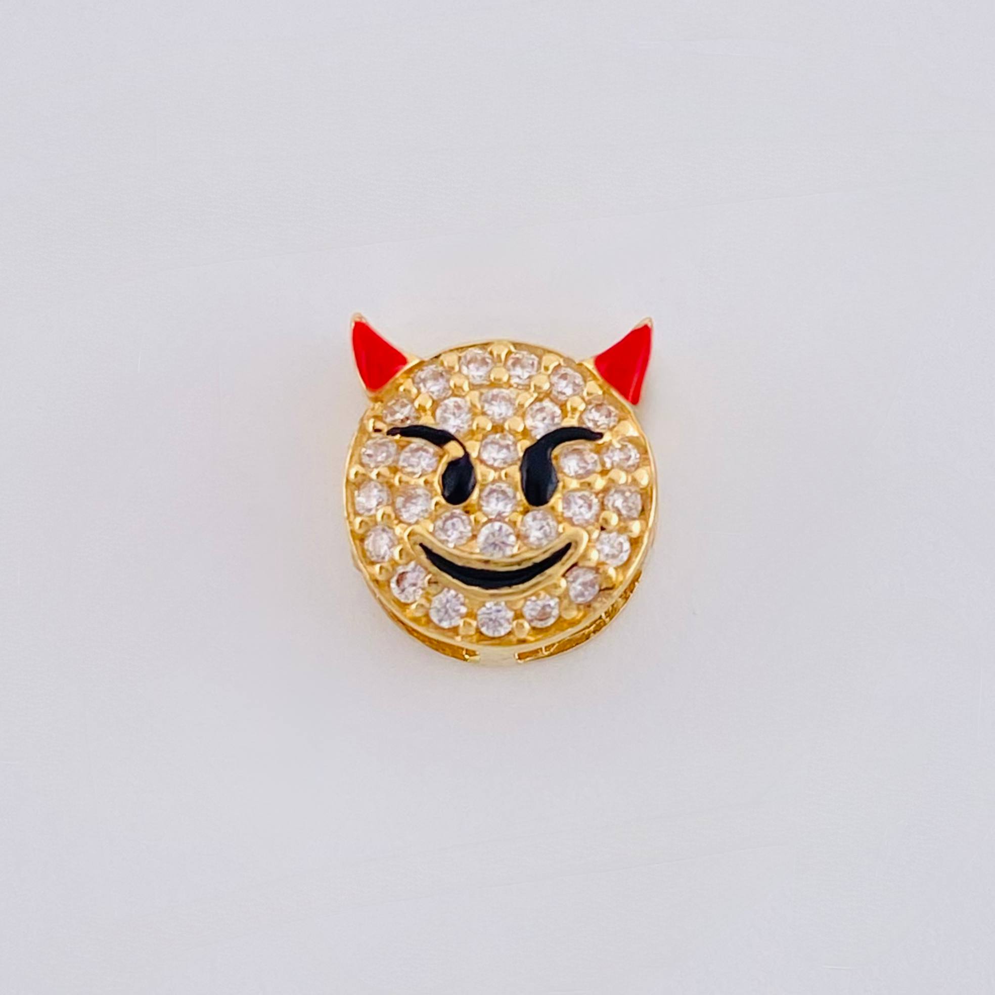Herraje Emoji Diablo Cachos Rojos 1.05gr / 1/4 in / Oro Amarillo 18K *