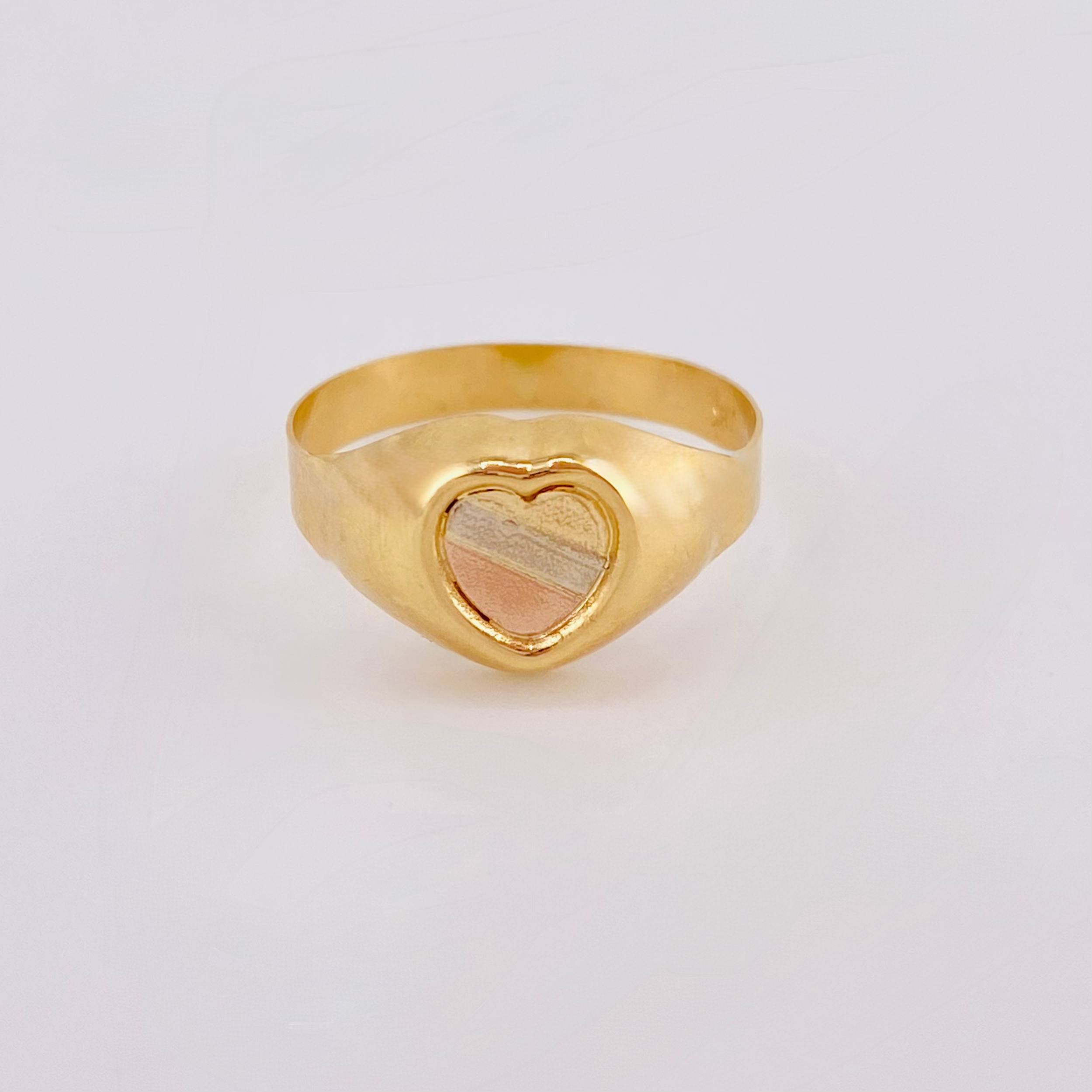 Anillo Sello Corazón 1.8 g / T7 1/2 Tres Oros 18K