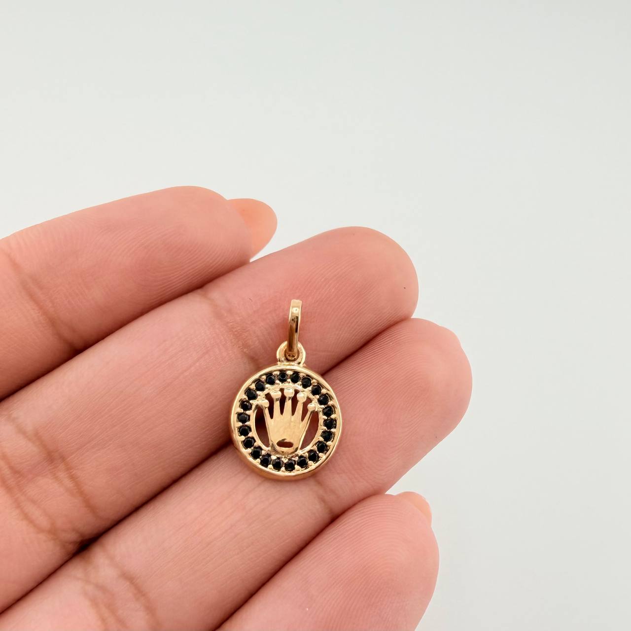 Crown Medal Pendant 1.05gr / 3/4 in / Yellow Gold 18K