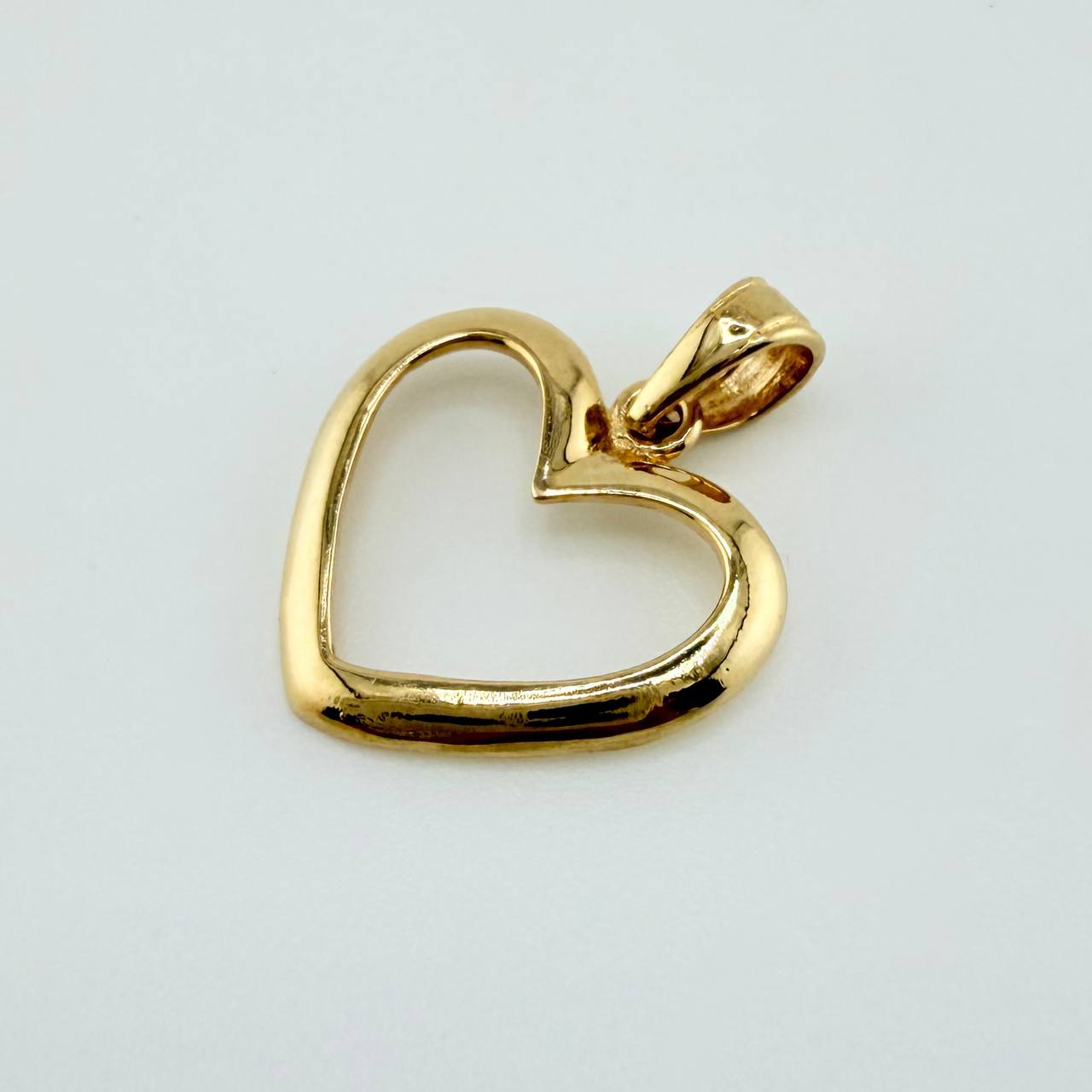 Heart Silhouette Pendant 1.05gr / 3/4 in / Yellow Gold 18K