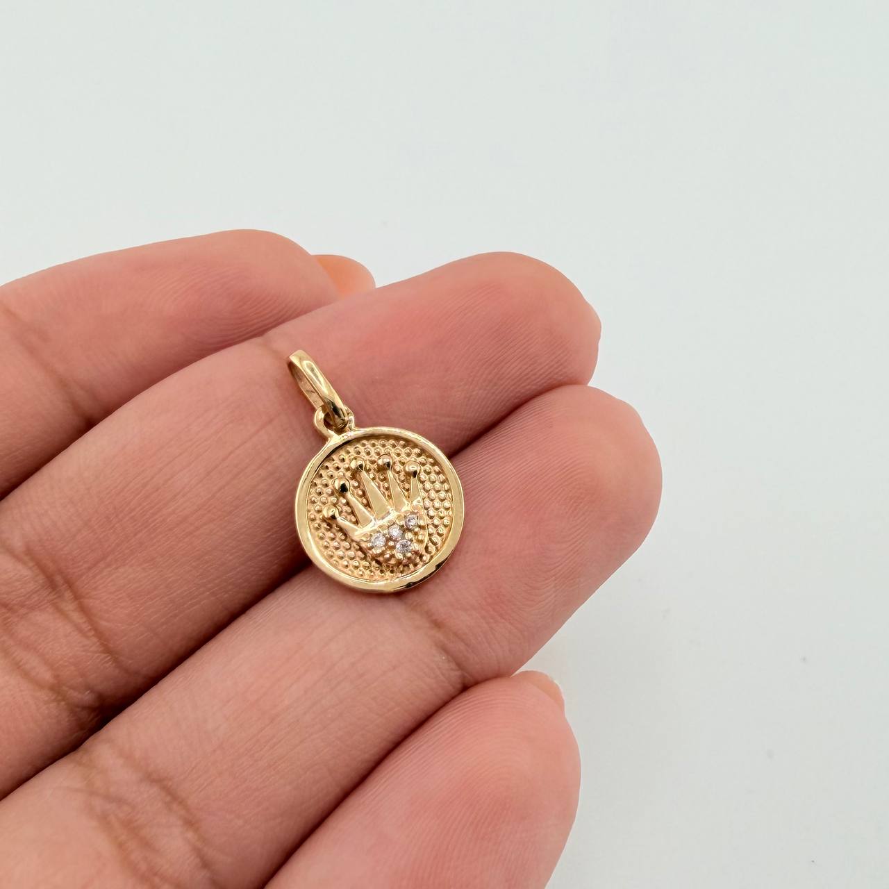 Textured Crown Medal Pendant 1gr / 3/4 in / Yellow Gold 18K