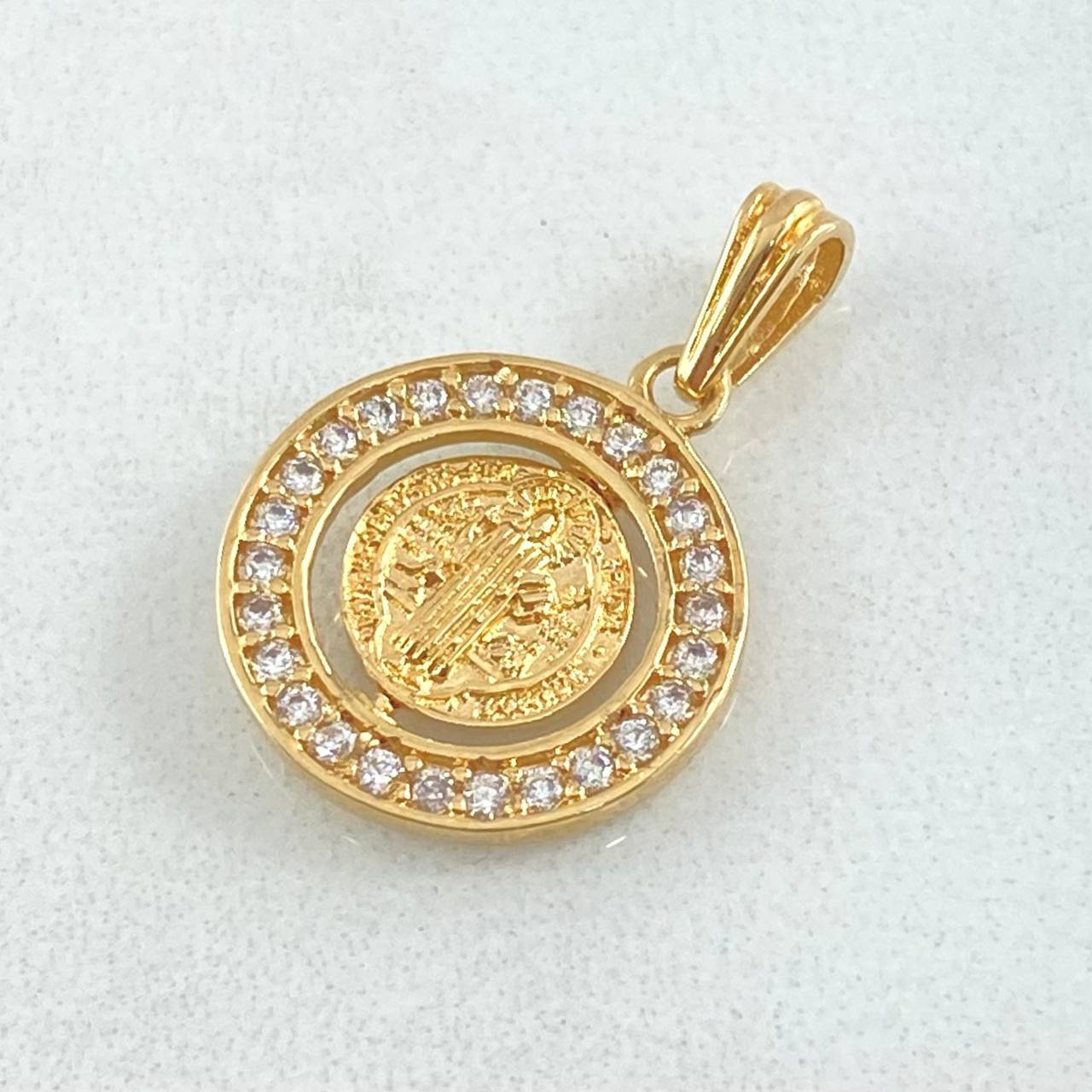 Dije San Benito 2.1gr / 2.2cm-Movil Circones Blancos Oro Amarillo 18K