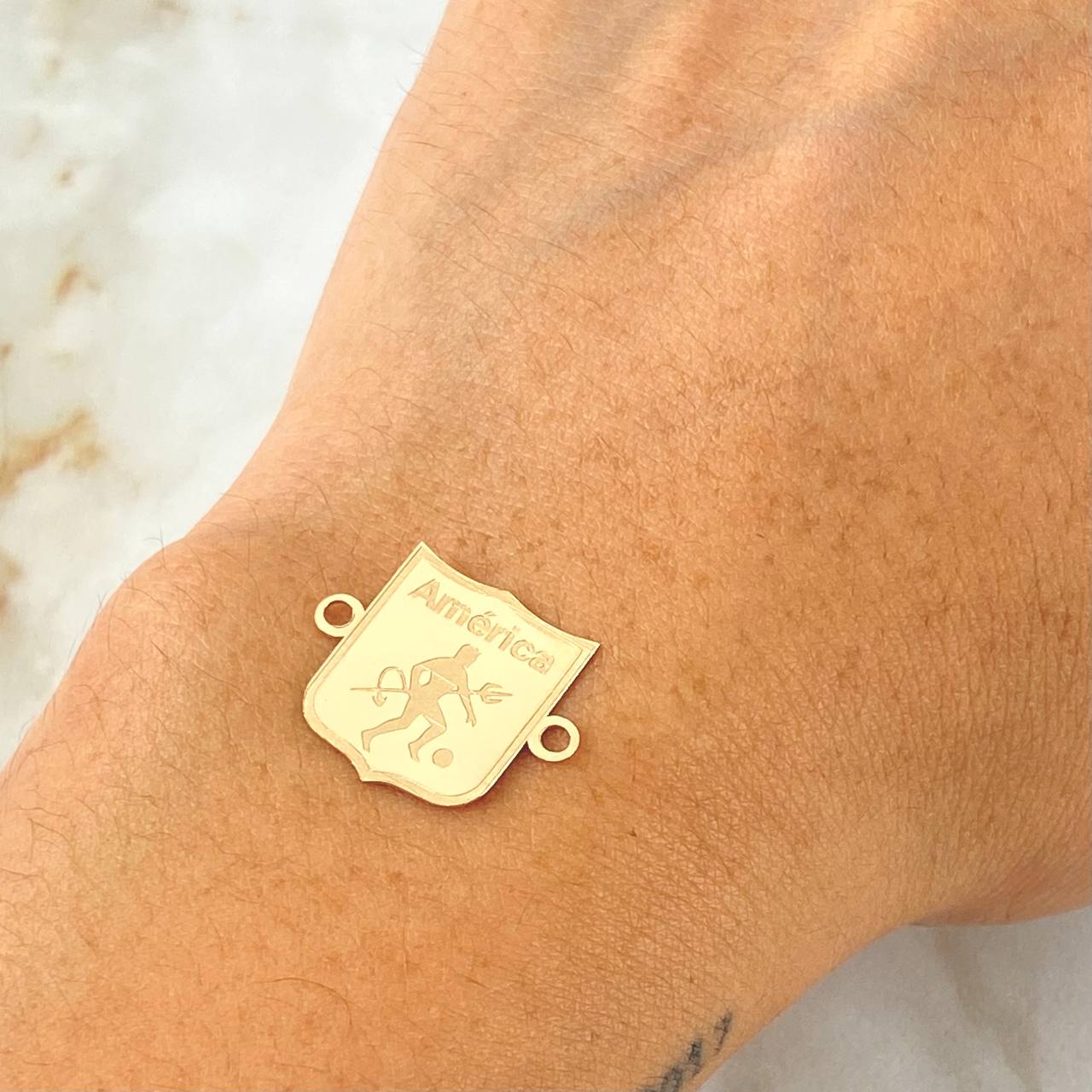 Charm America De Cali Shield 0.9gr / 0.7in 18K Gold ©