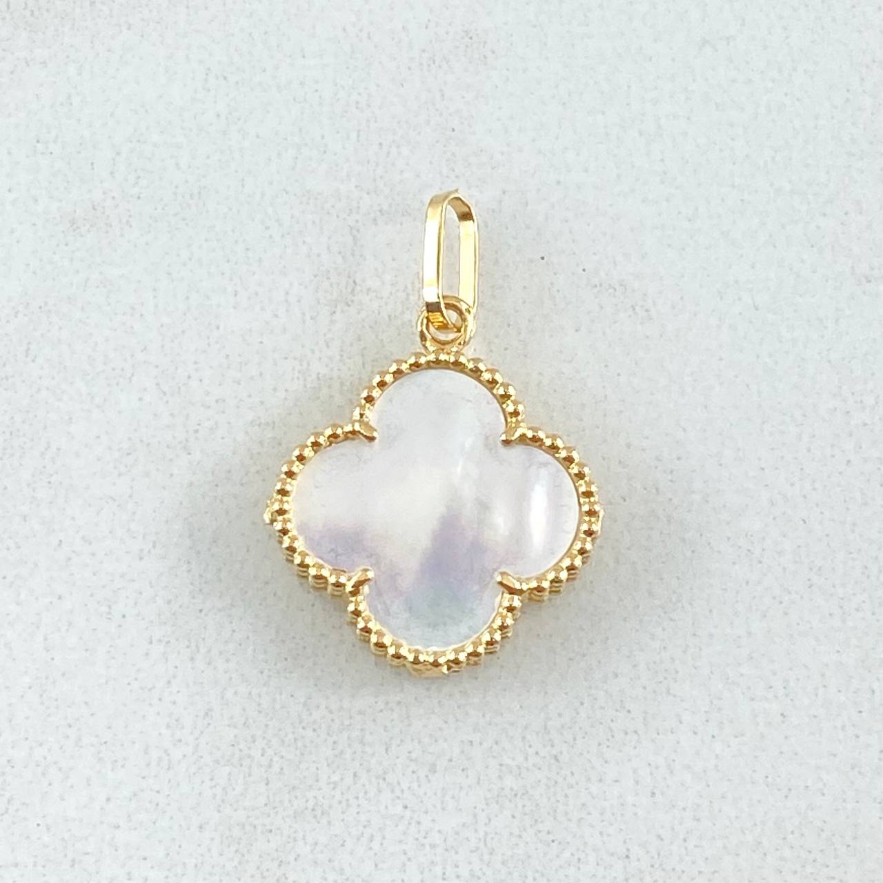 Clover Pendant White 1.8gr / 0.9in / 18K Yellow Gold ©