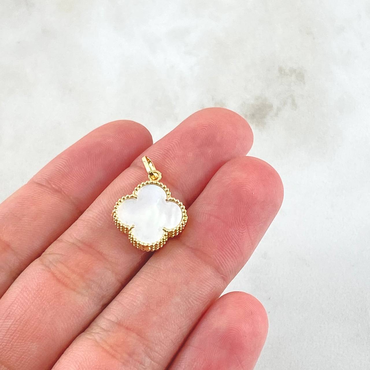 Clover White Pendant 1.65gr / 0.9in / 18K Yellow Gold *