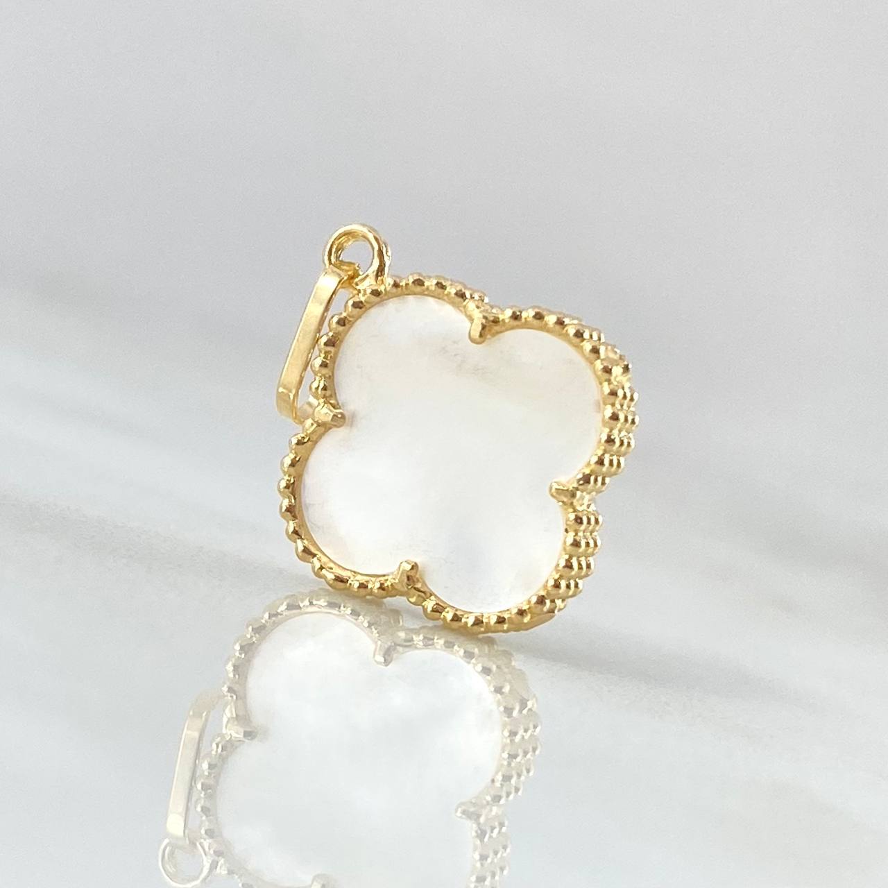 Clover White Pendant 1.6gr / 2.2cm / 18K Yellow Gold