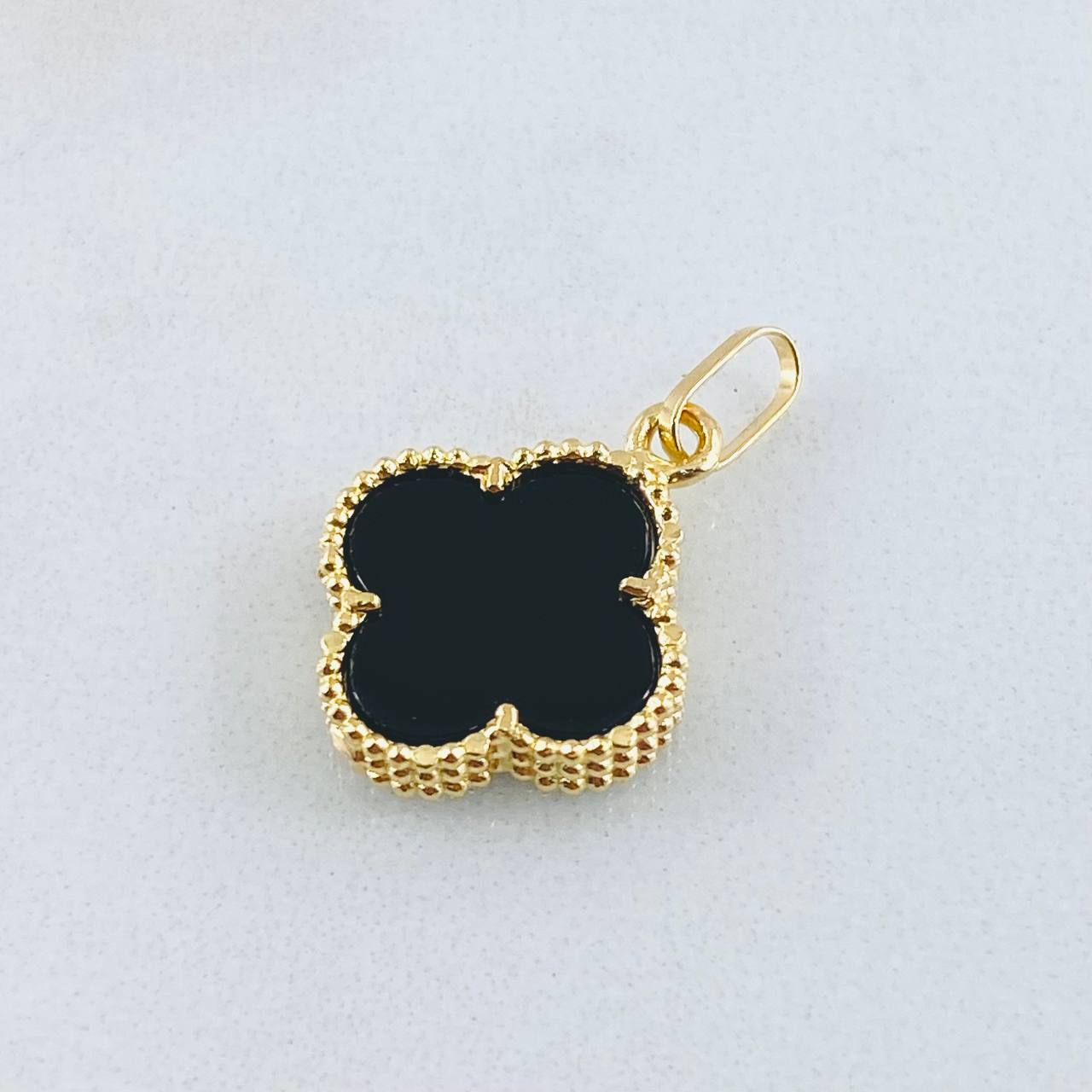 Clover Pendant Black 1.7gr / 1.3in / 18K Gold