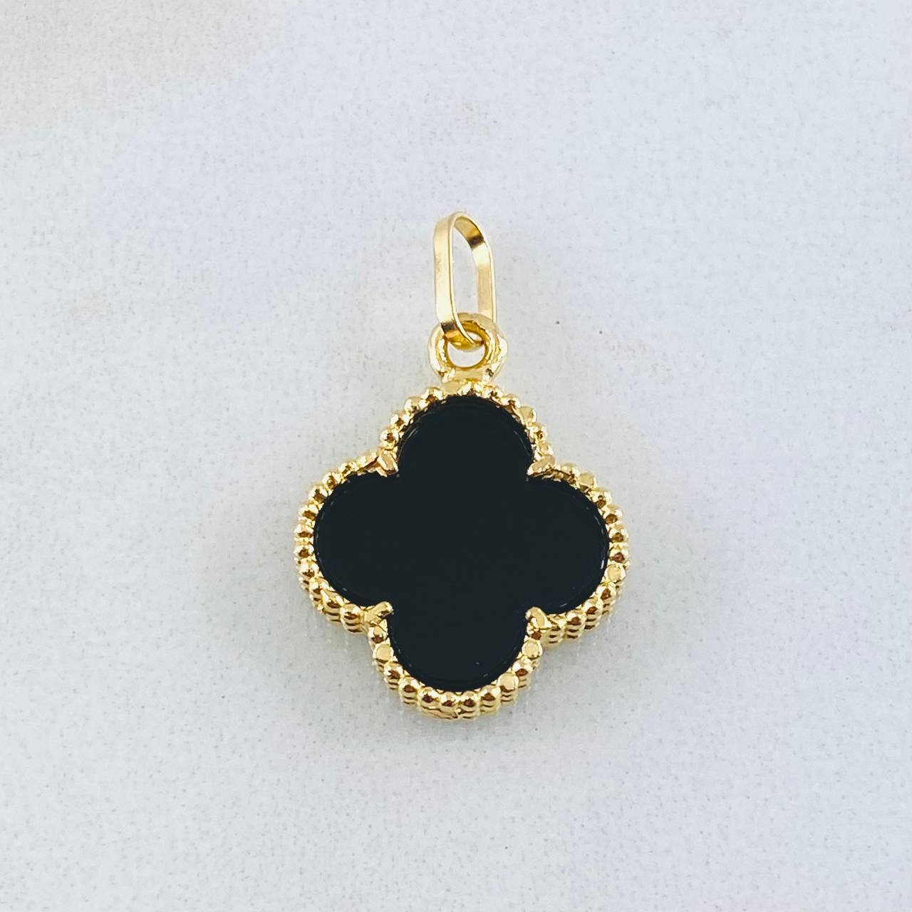 Clover Pendant Black 1.7gr / 1.3in / 18K Gold