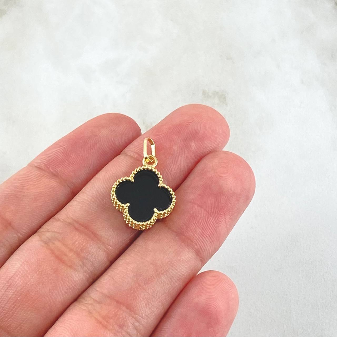Clover Pendant Black 1.7gr / 1.3in / 18K Gold