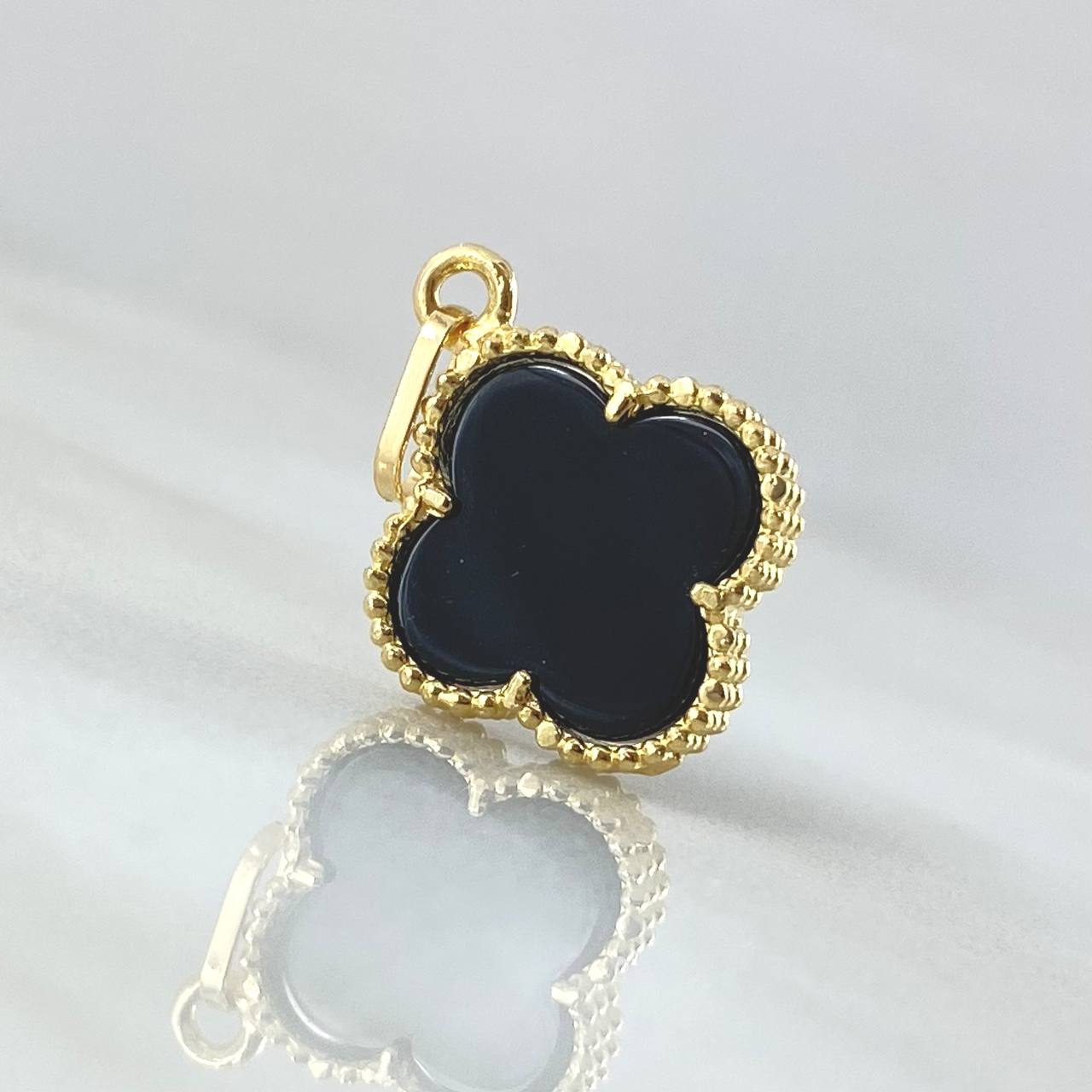 Clover Pendant Black 1.7gr / 1.3in / 18K Gold