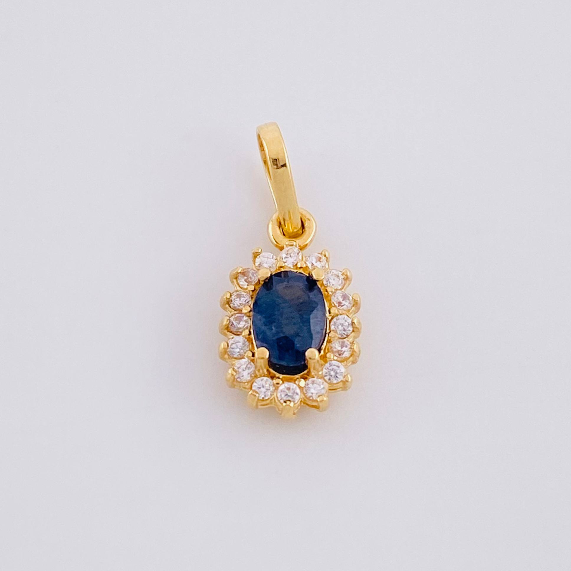 Dije Óvalo Tupido Zafiro 65pts 1.25g / 3/4 in Oro Amarillo 18K