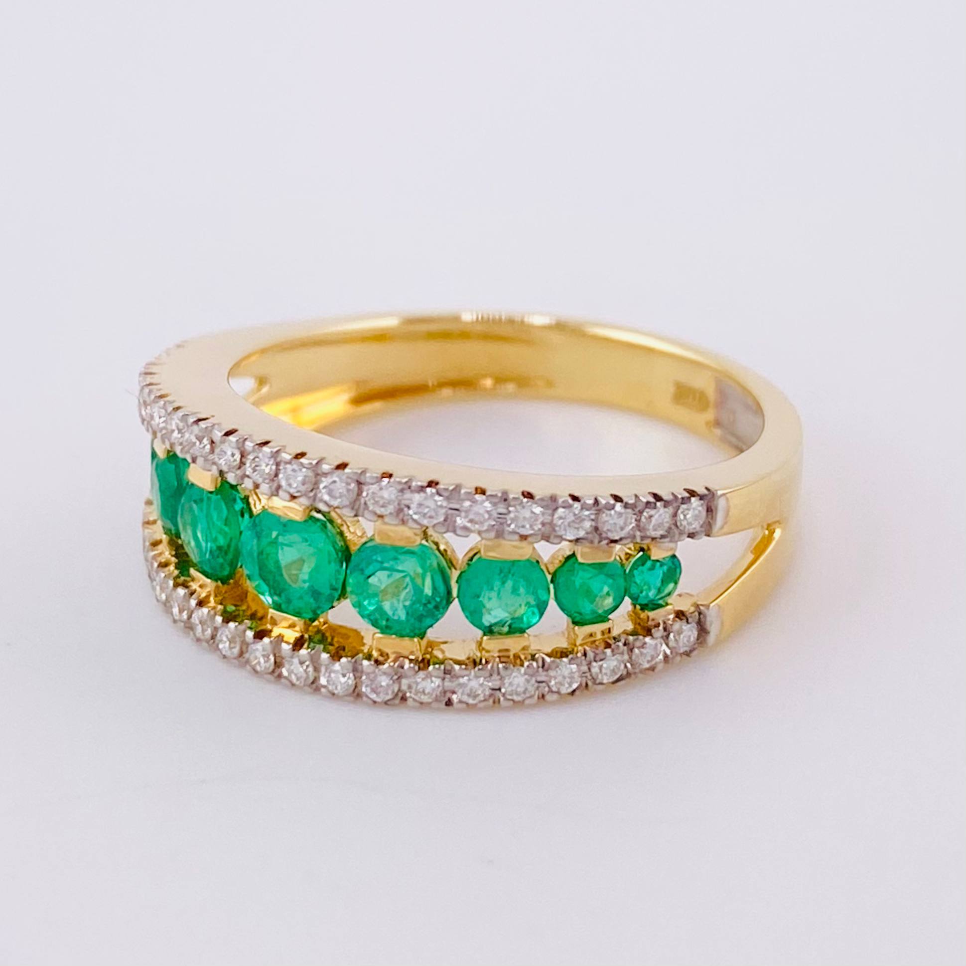 Anillo Imperial Esmeralda 82pts Diamante 25pts 4.25g / T7 Oro Amarillo 18K