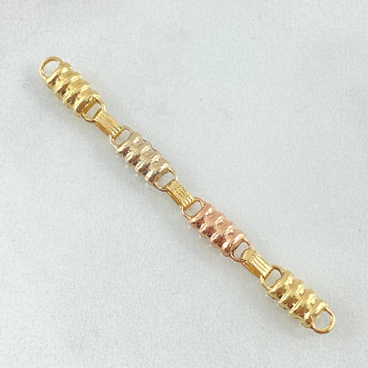 Charm Rustic Scrap Smooth Barrel 1.15gr / 5.4cm (2.1in) / Four Links Three 18K Golds