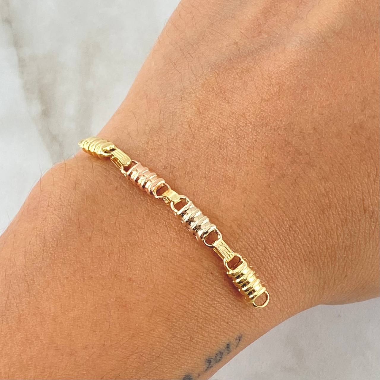 Charm Rustic Scrap Smooth Barrel 1.15gr / 5.4cm (2.1in) / Four Links Three 18K Golds