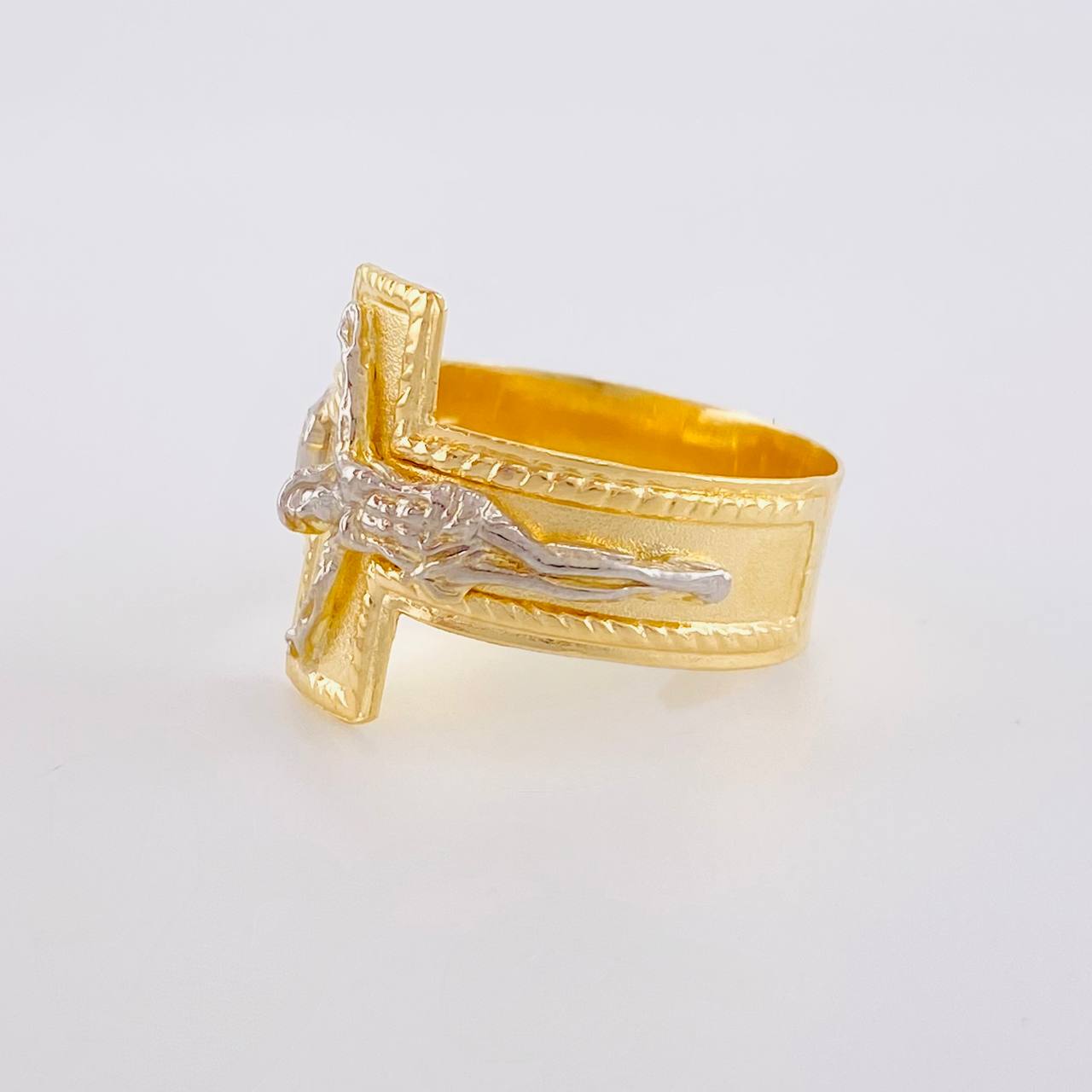 Anillo Cruz Cristo Bordeado 4.15g / T10 3/4 Dos Oros Amarillo Blanco 18K
