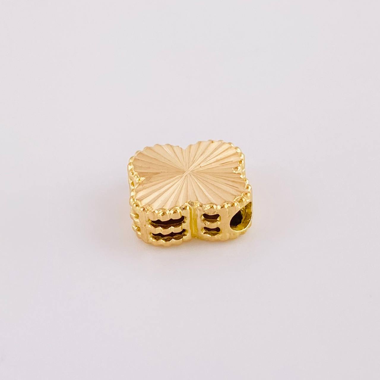 Diamond Cut Charm Clover 1.25g / 1/2 in Yellow Gold 18K