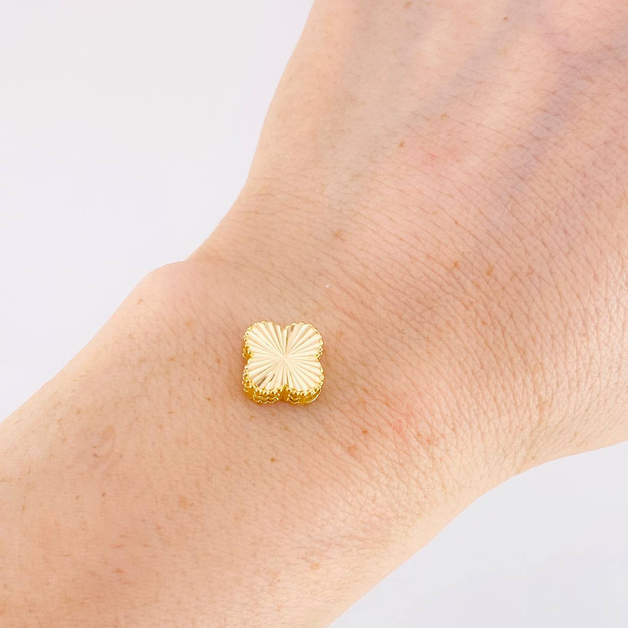Diamond Cut Charm Clover 1.25g / 1/2 in Yellow Gold 18K