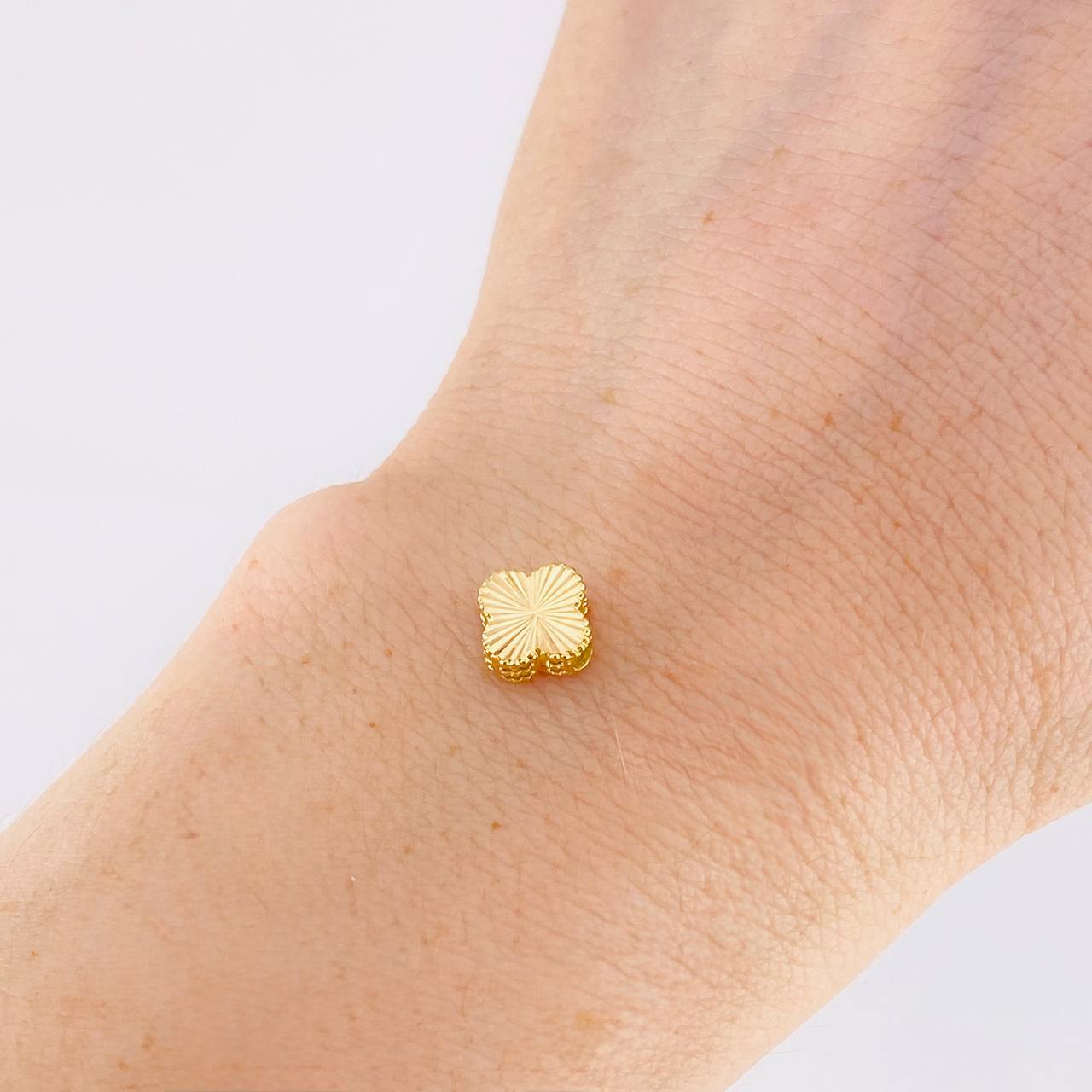 Diamond Cut Clover Charm 0.55g / 1/4 in 18K Yellow Gold