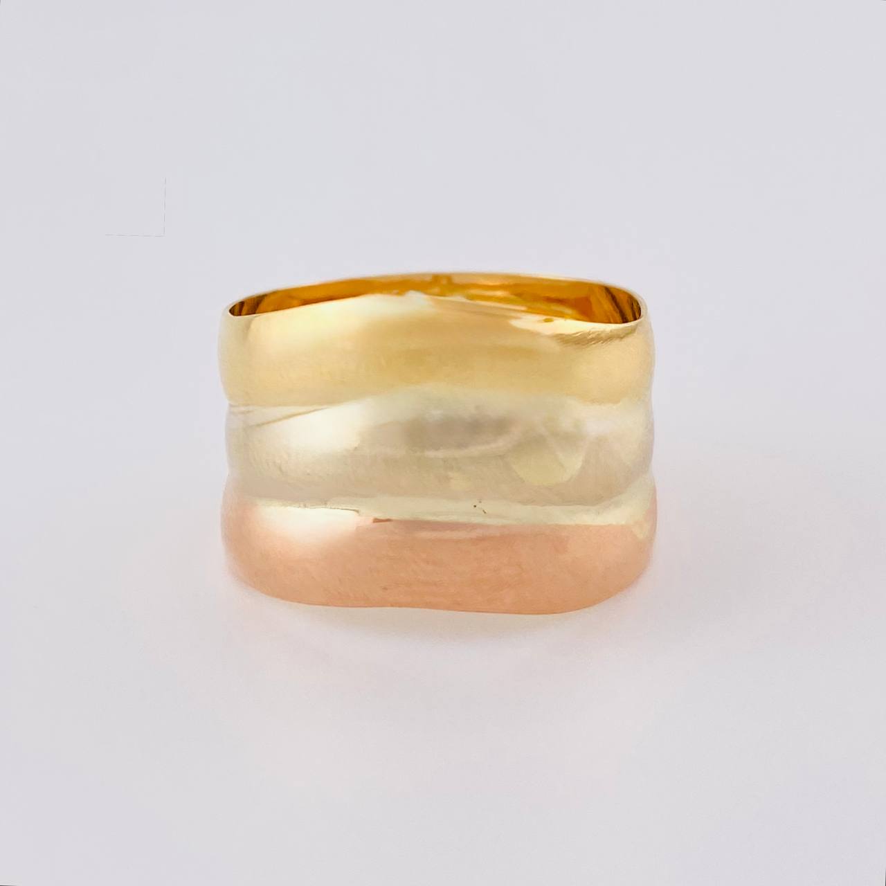 Anillo Curvo Tres Lineas 3 g / T6 Tres Oros 18K