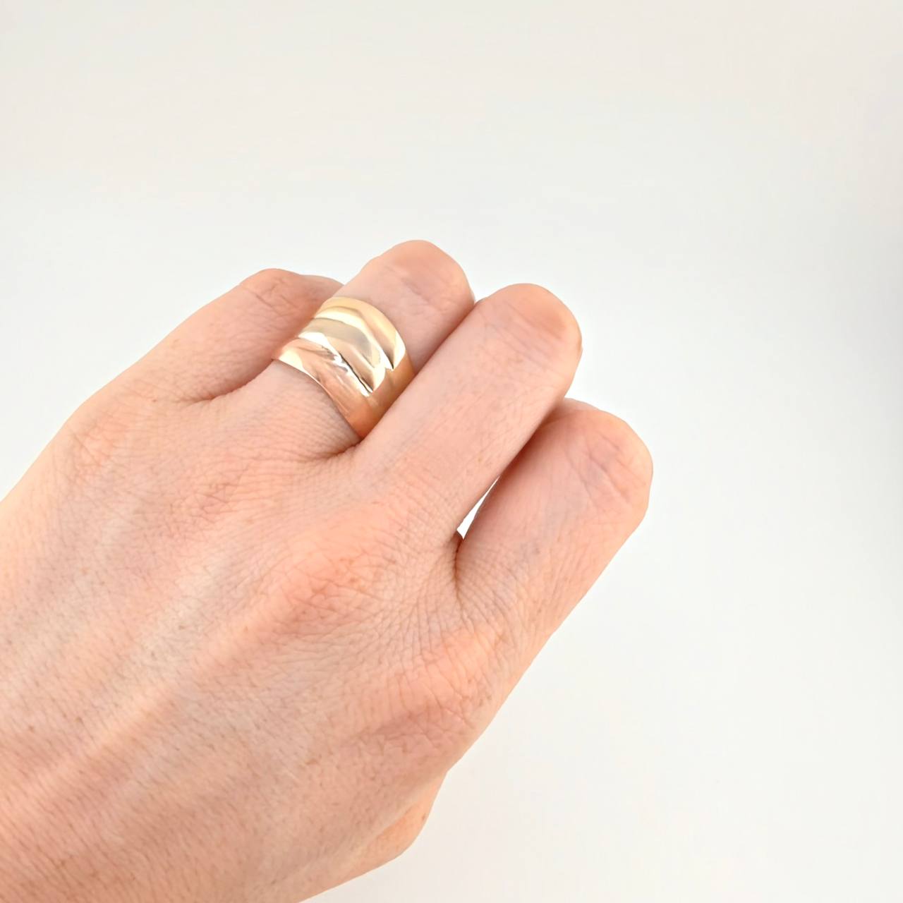 Anillo Curvo Tres Lineas 3.1 g / T6 3/4 Tres Oros 18K