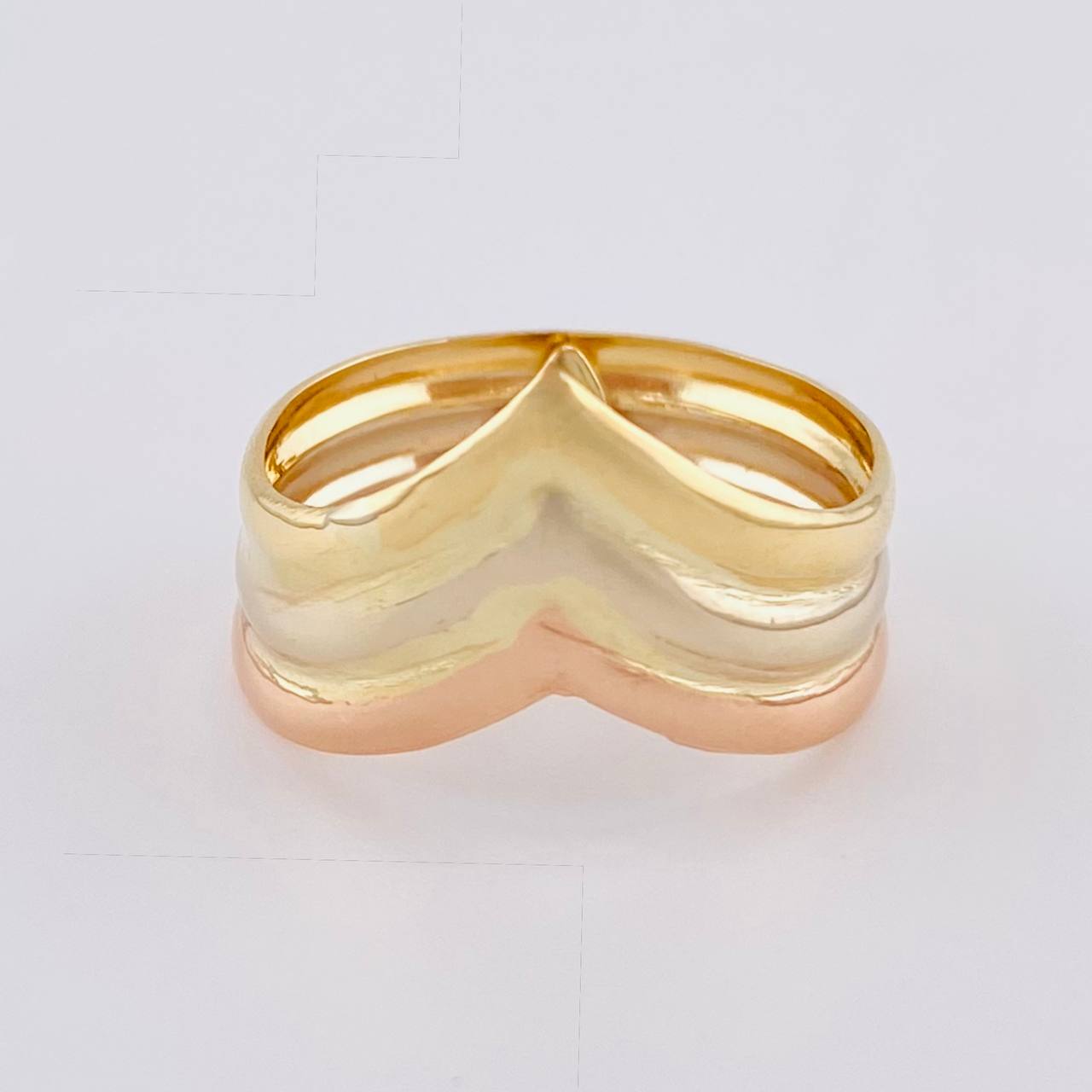 Anillo Tres Lineas Enlazadas 2.1 g / T8 1/2 Tres Oros 18K
