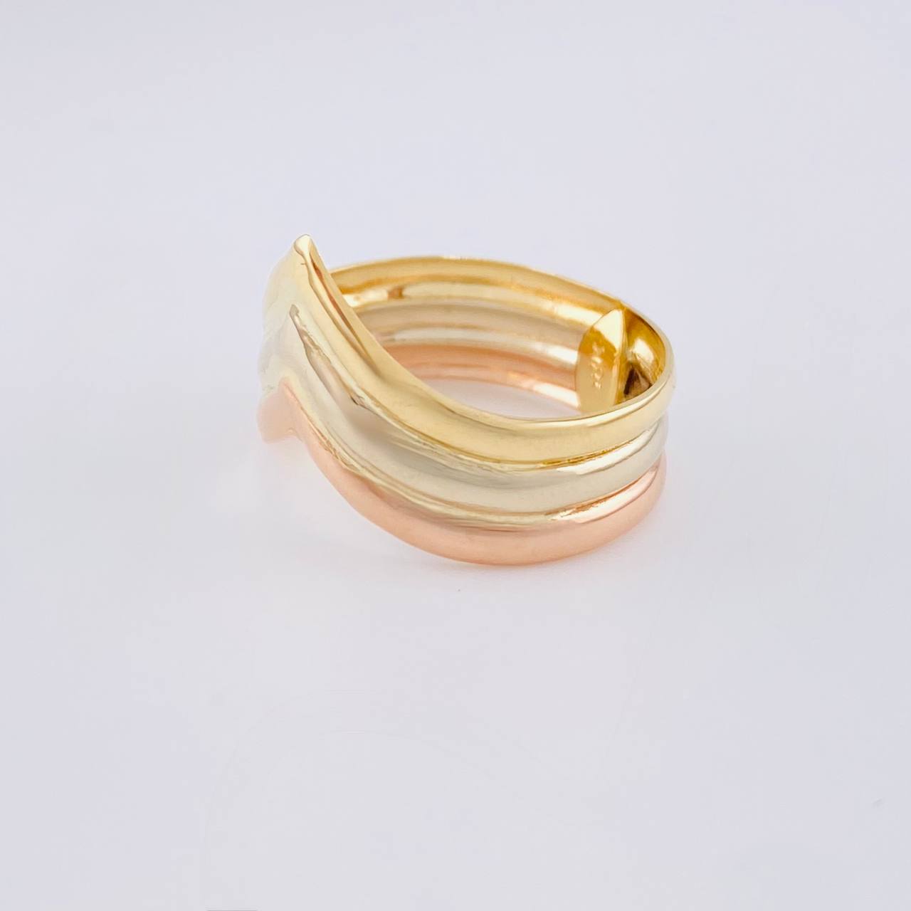 Anillo Tres Lineas Enlazadas 2.1 g / T8 1/2 Tres Oros 18K
