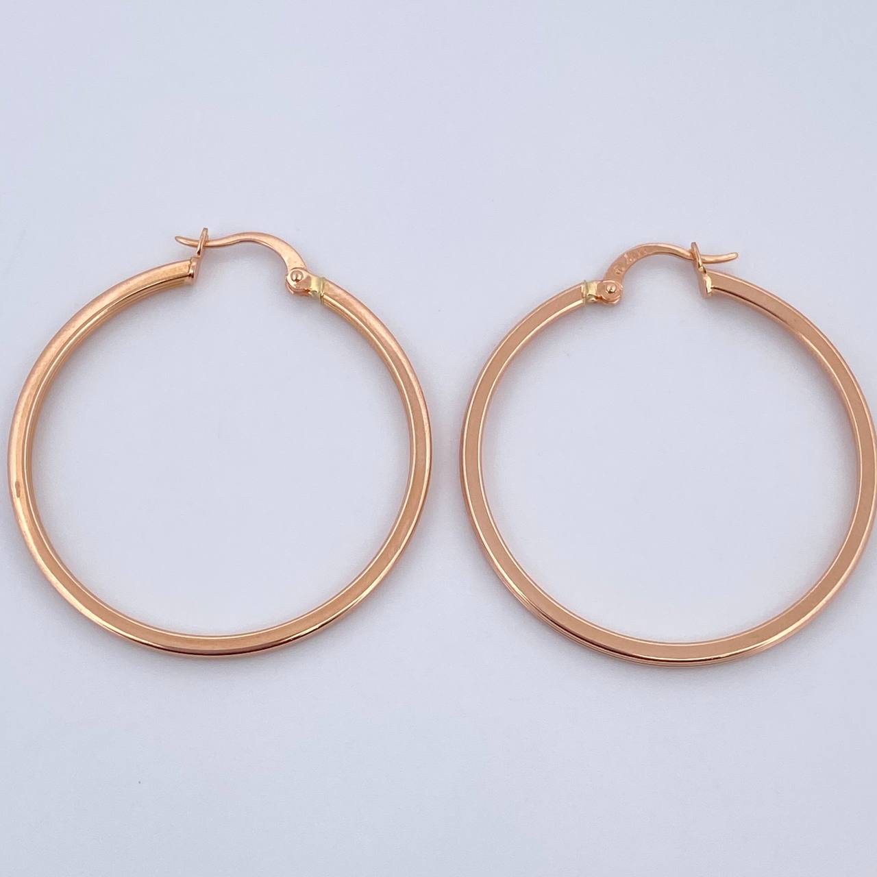Round Hoop Earrings 2.6gr / 4cm (1.6in) / 18K Gold $