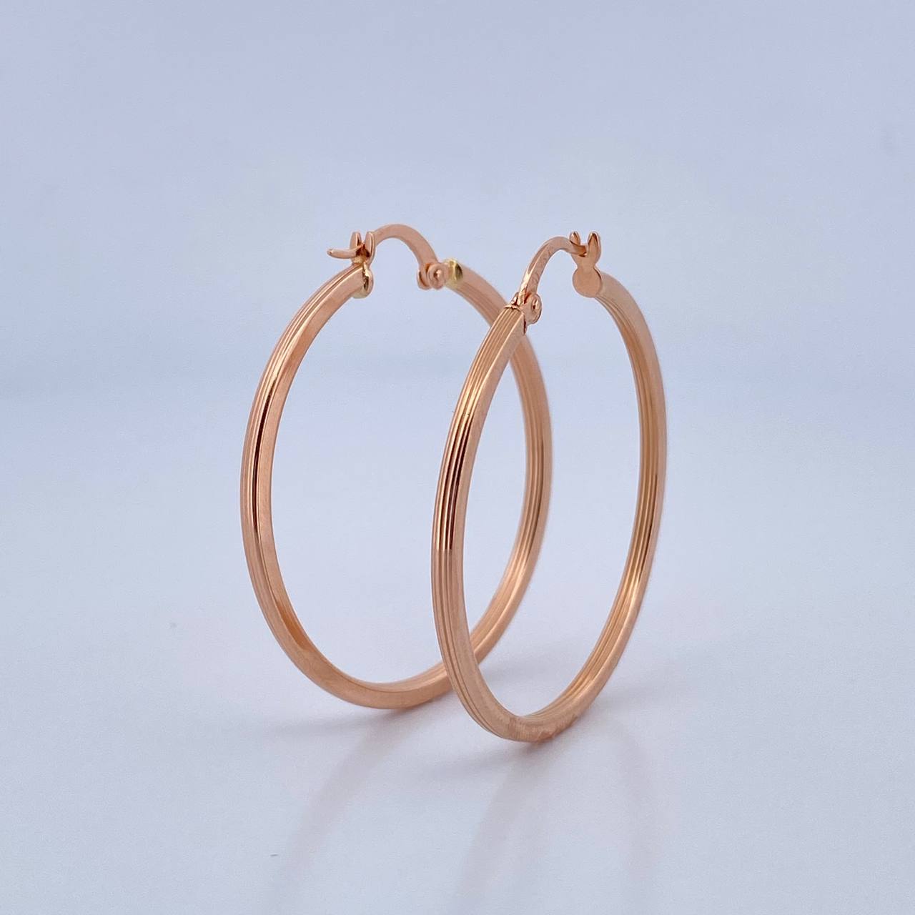 Round Hoop Earrings 2.6gr / 4cm (1.6in) / 18K Gold $