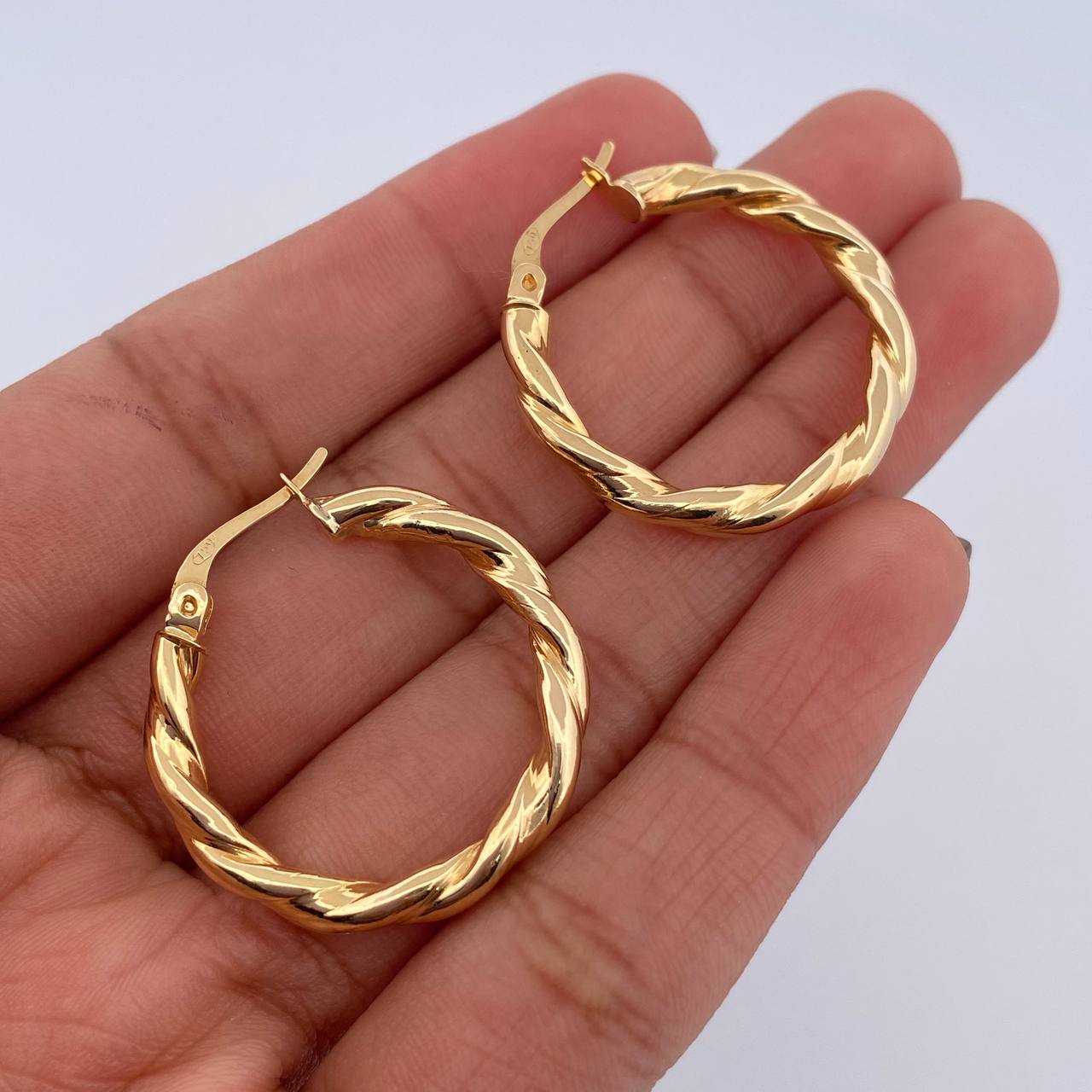 Hoop Earrings Angi 3.05gr / 1.1in / 18K Gold $