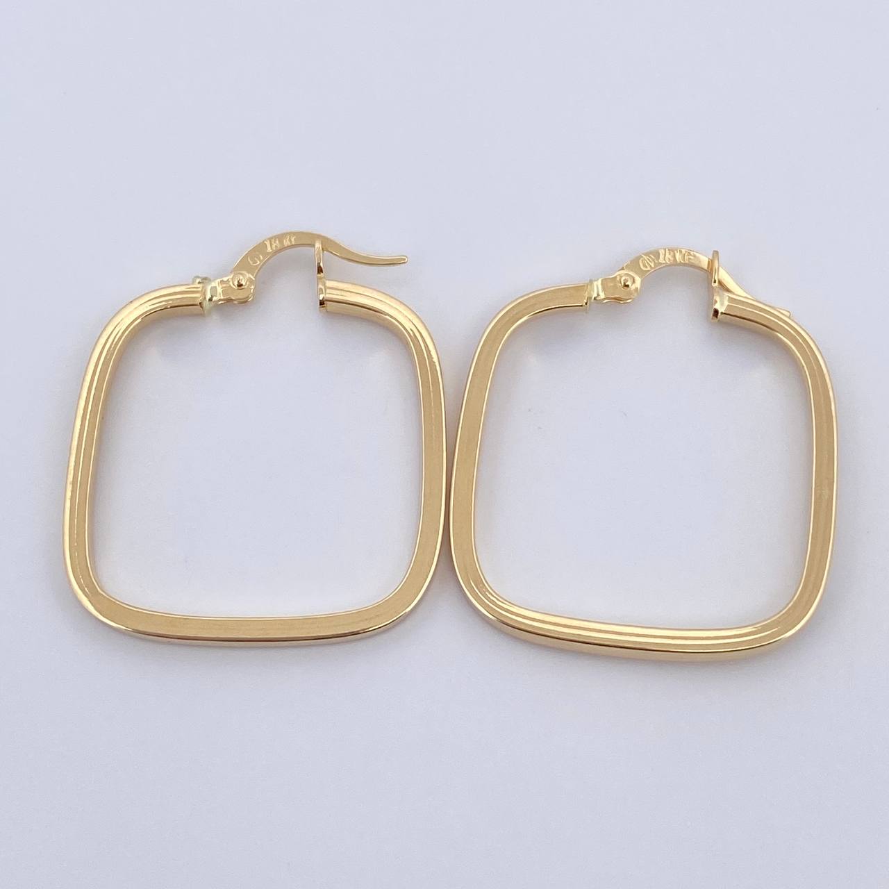 Candongas Cuadradas 1.85gr / 3cm / Oro 18K $