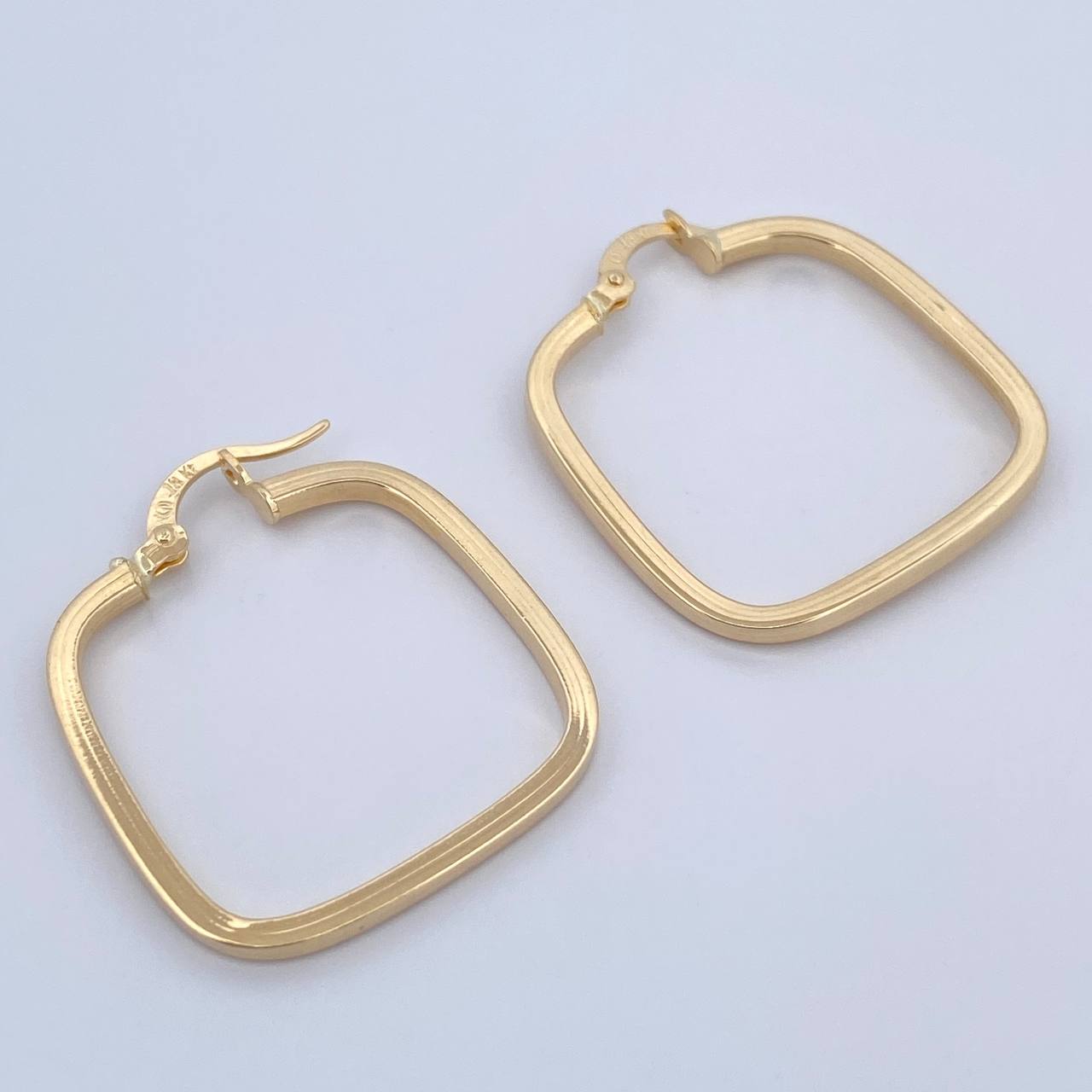 Candongas Cuadradas 1.85gr / 3cm / Oro 18K $