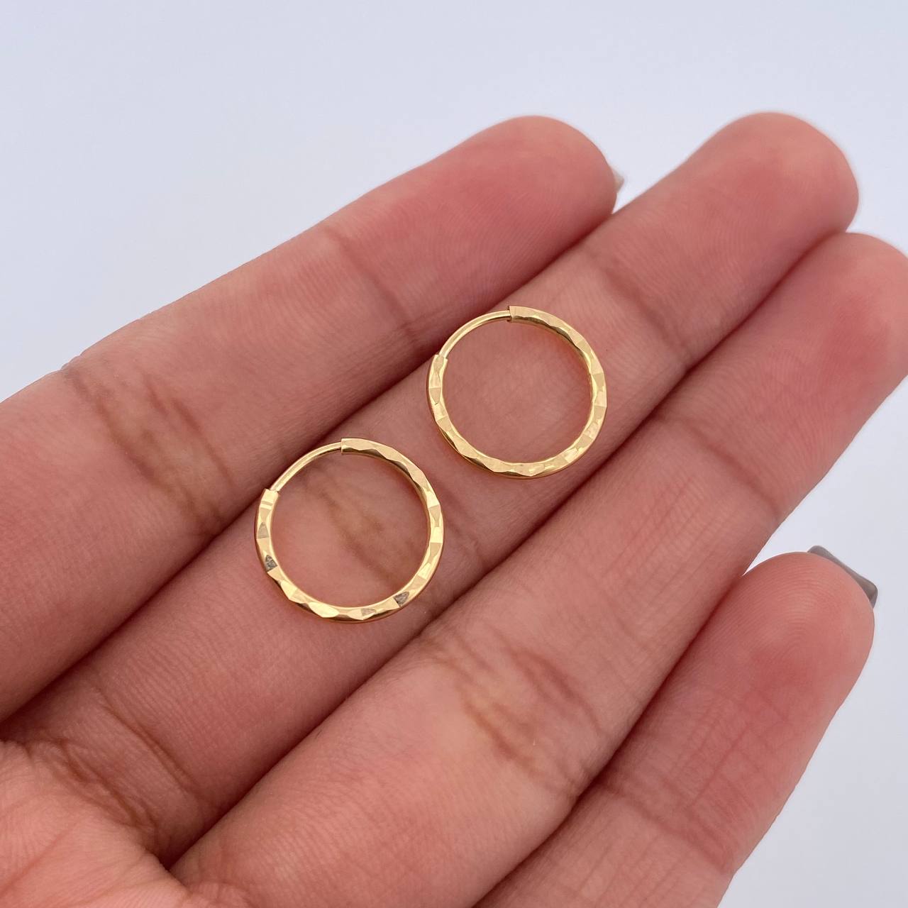 Candongas Aro Rayado 0.6gr / 1.3cm / Oro 18K $