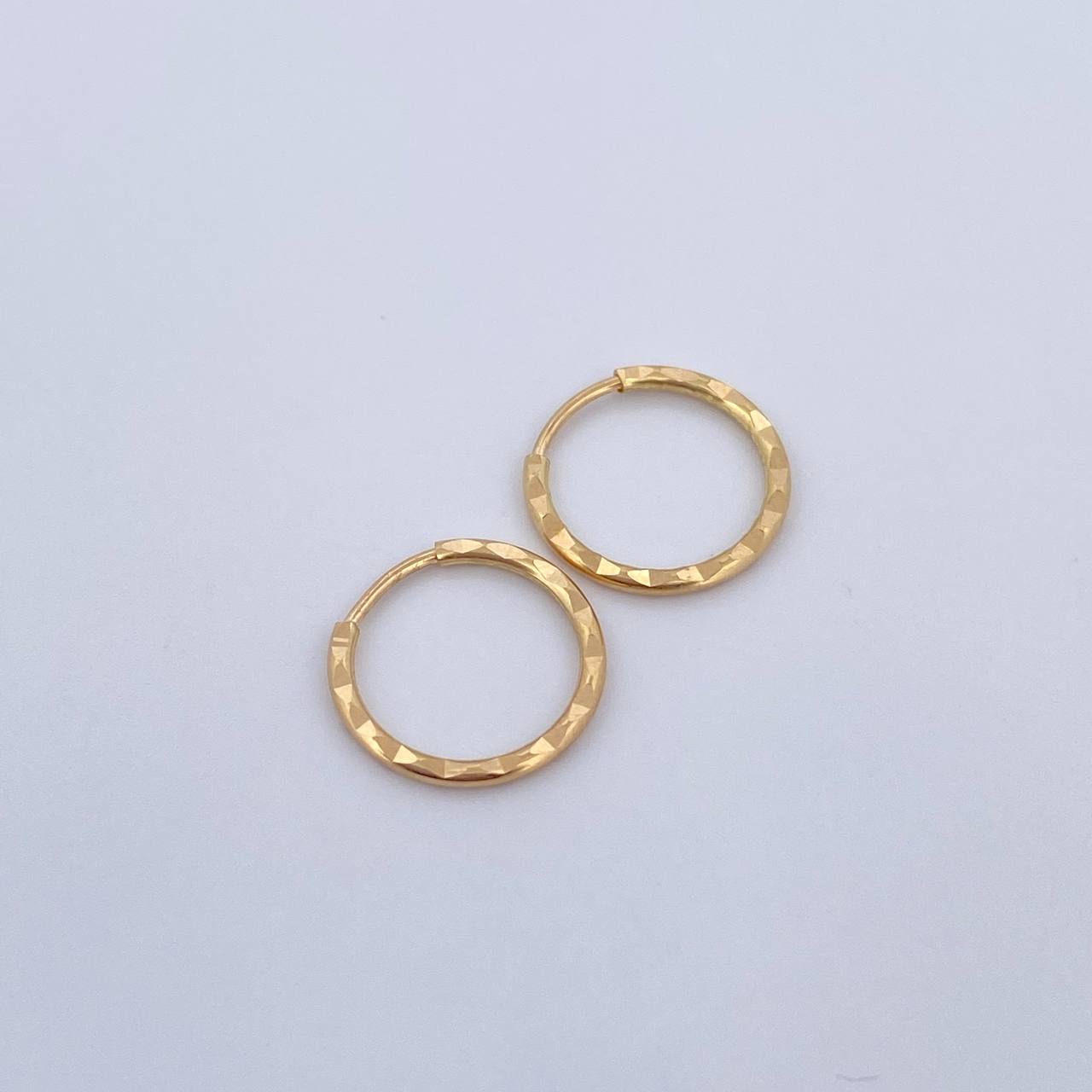 Candongas Aro Rayado 0.6gr / 1.3cm / Oro 18K $