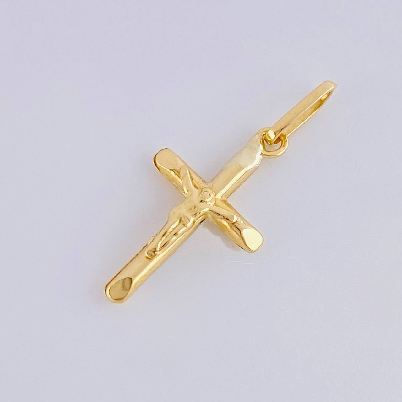 Dije Cruz Cristo Puntas Planas 0.35 g / 3/4 in Oro Amarillo 18K