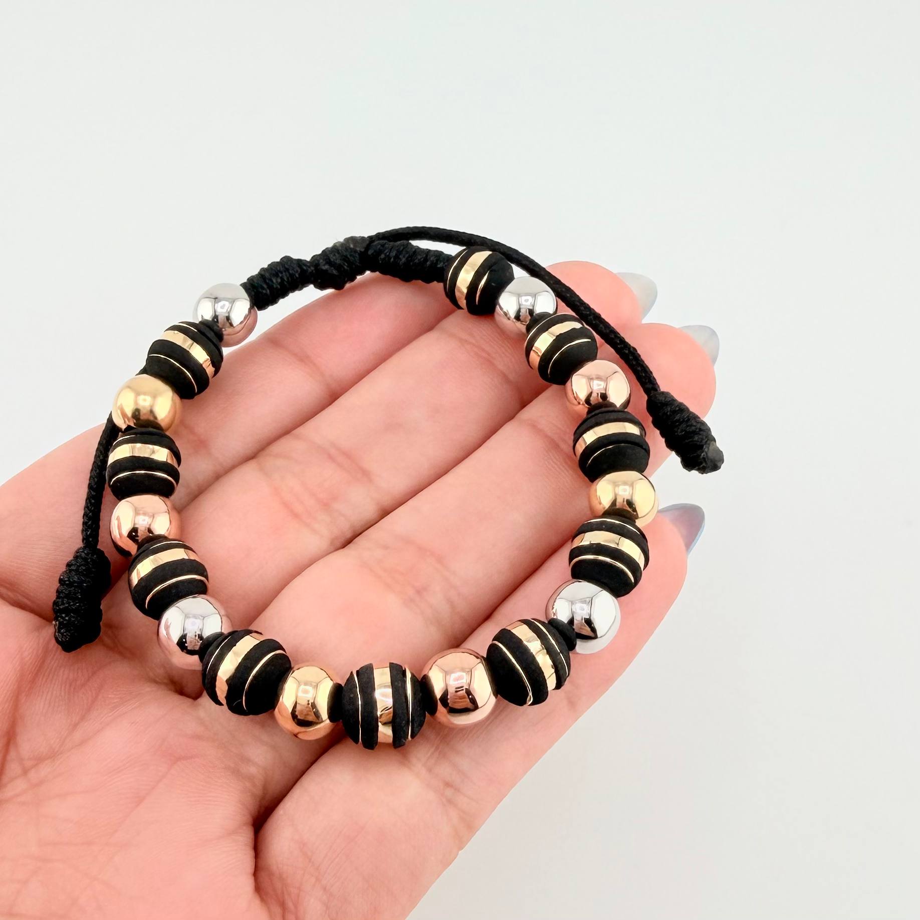 Pulsera Negra Neoros 10und Bolas 10und / 7mm Tres Oros 18K *