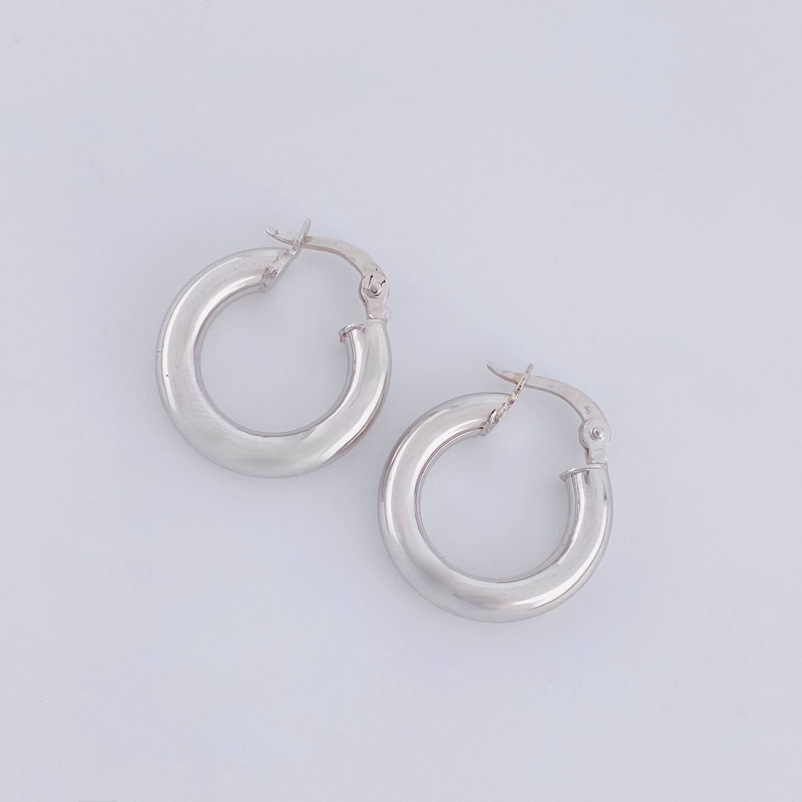 Jass Plain Hoop Earrings 2gr / 3/4 in / 18K White Gold ©